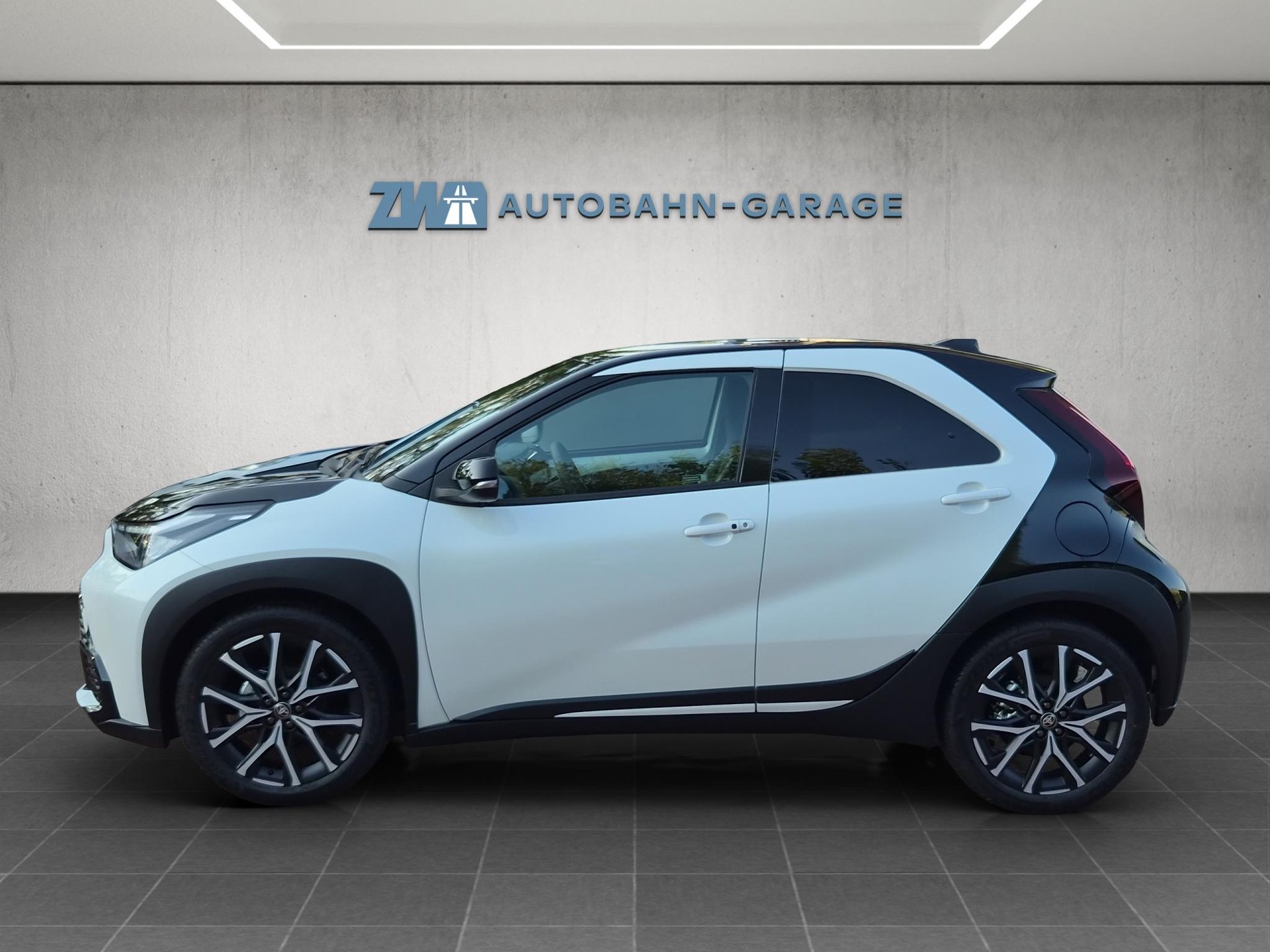 TOYOTA Aygo X 1.5 VVT-i HSD GR Sport-image-1