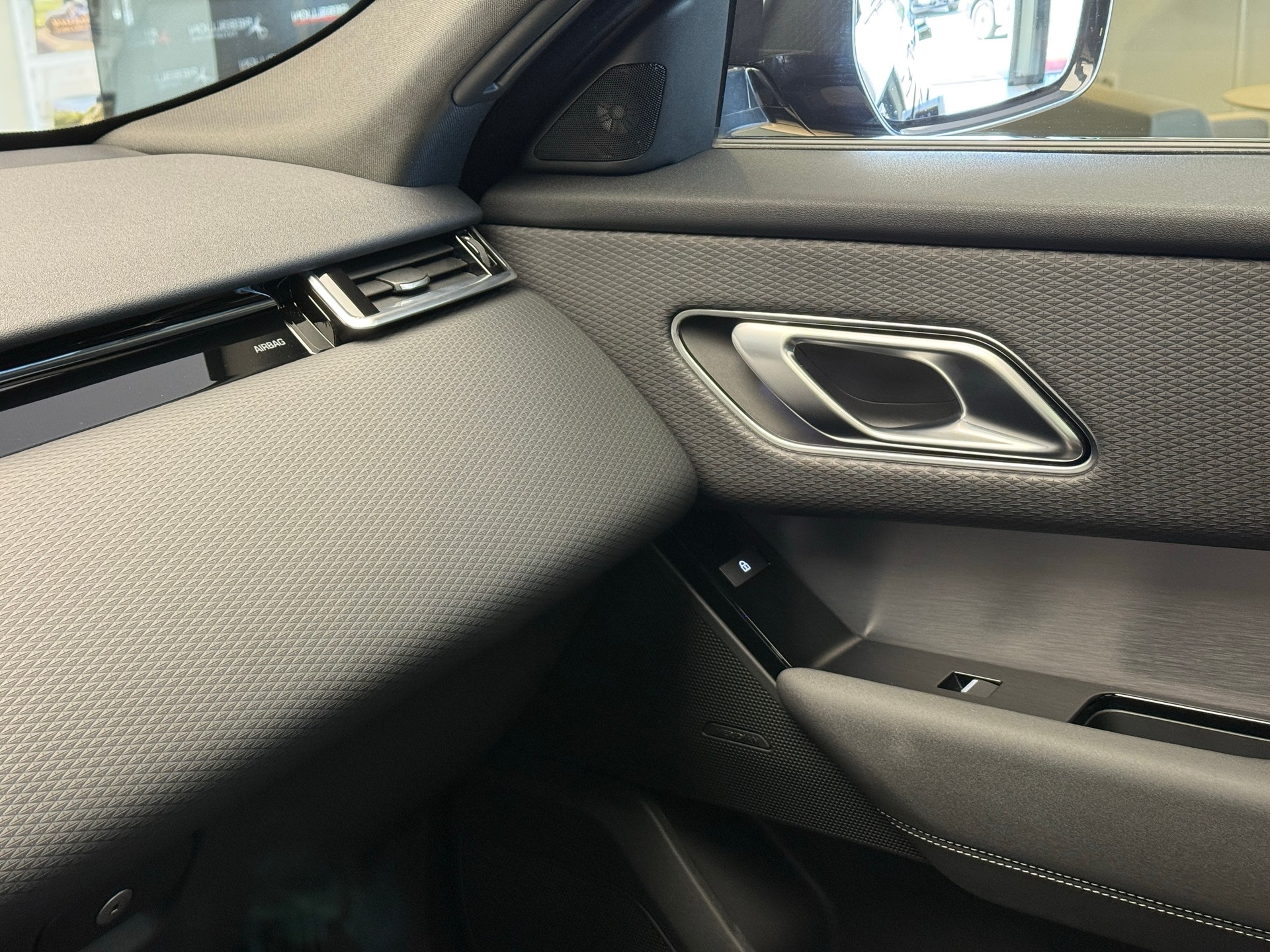 LAND ROVER Range Rover Velar R-Dynamic D 300 I6 MHEV SE Automatic-image-17