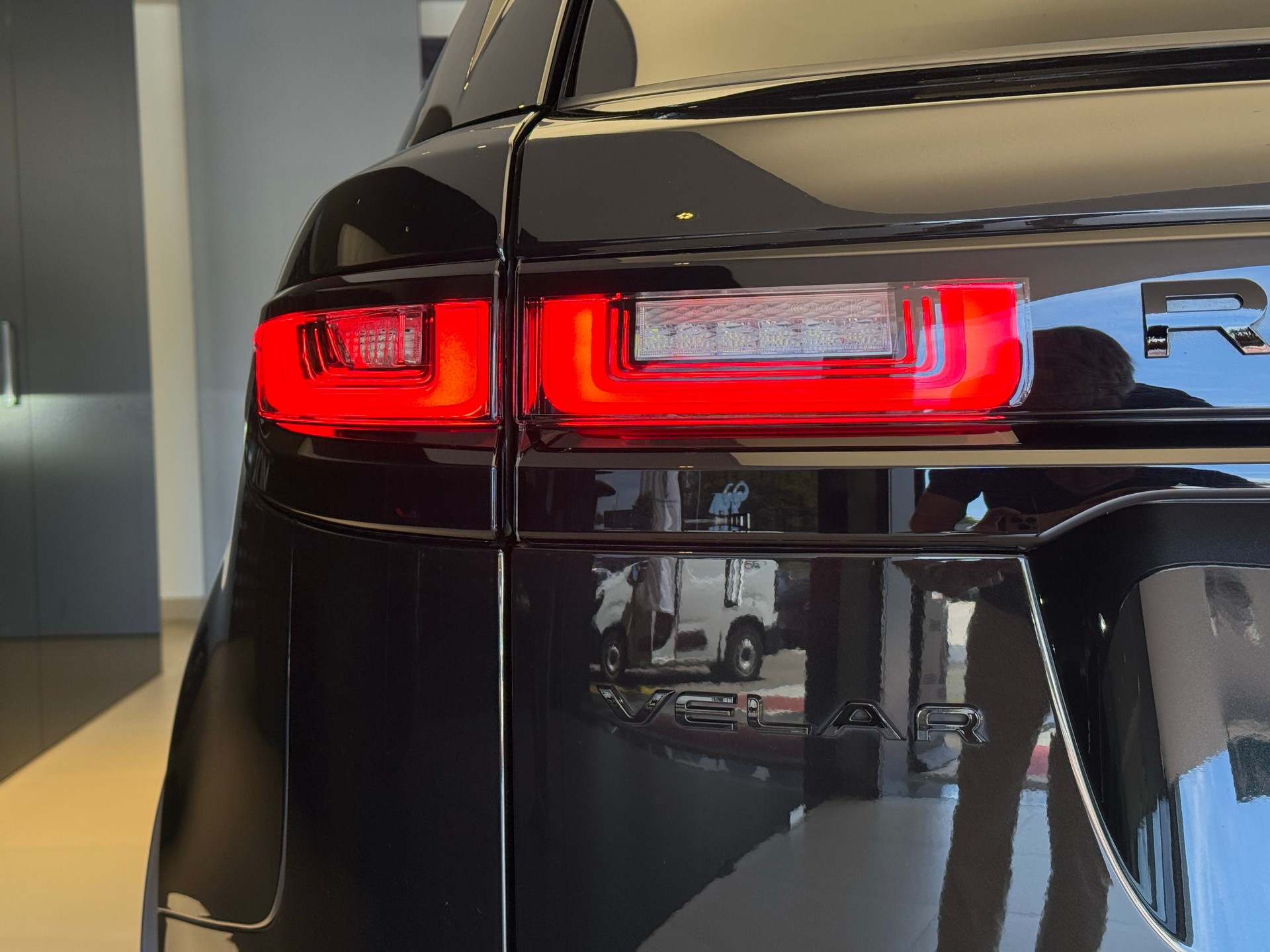 LAND ROVER Range Rover Velar R-Dynamic D 300 I6 MHEV SE Automatic-image-9