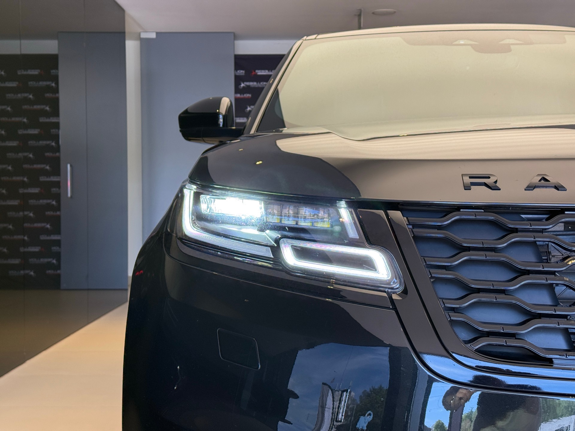 LAND ROVER Range Rover Velar R-Dynamic D 300 I6 MHEV SE Automatic-image-3