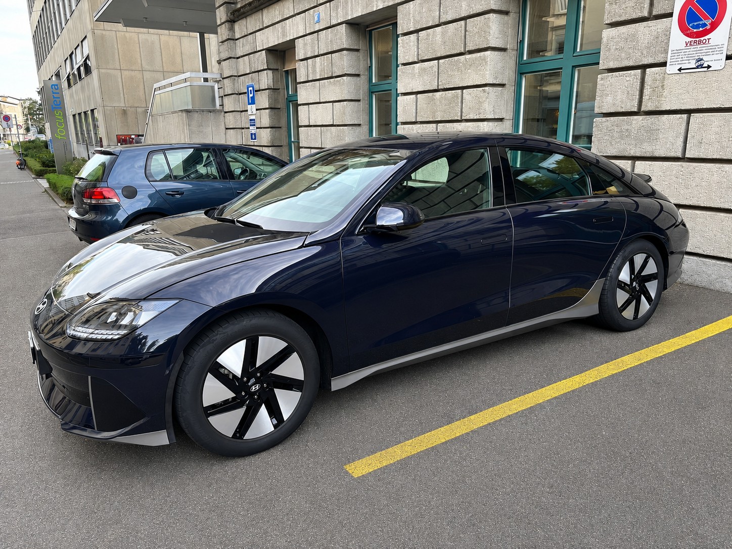 HYUNDAI Ioniq 6 EV Premium-image-2
