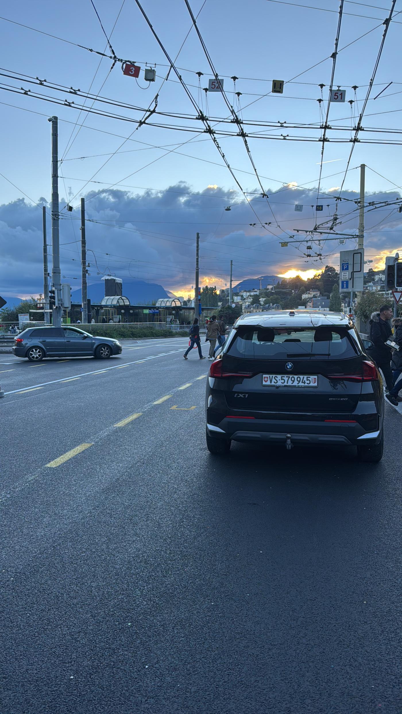 BMW iX1 eDrive 20-image-4