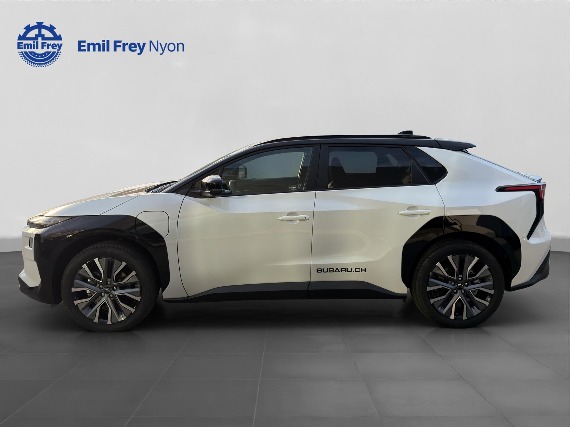 SUBARU Solterra eV Luxury AWD-showroom-element-2