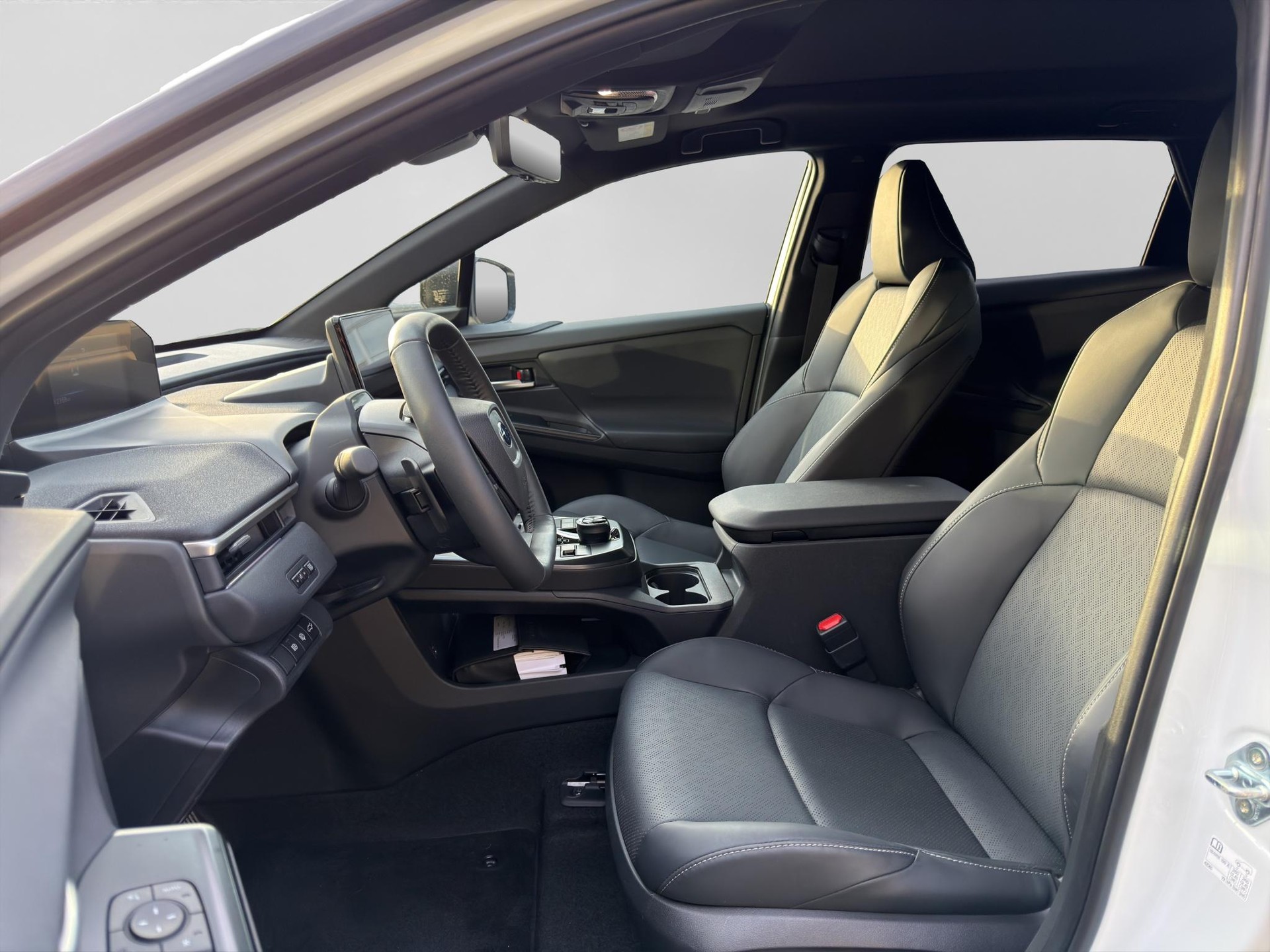 SUBARU Solterra eV Luxury AWD-showroom-element-1