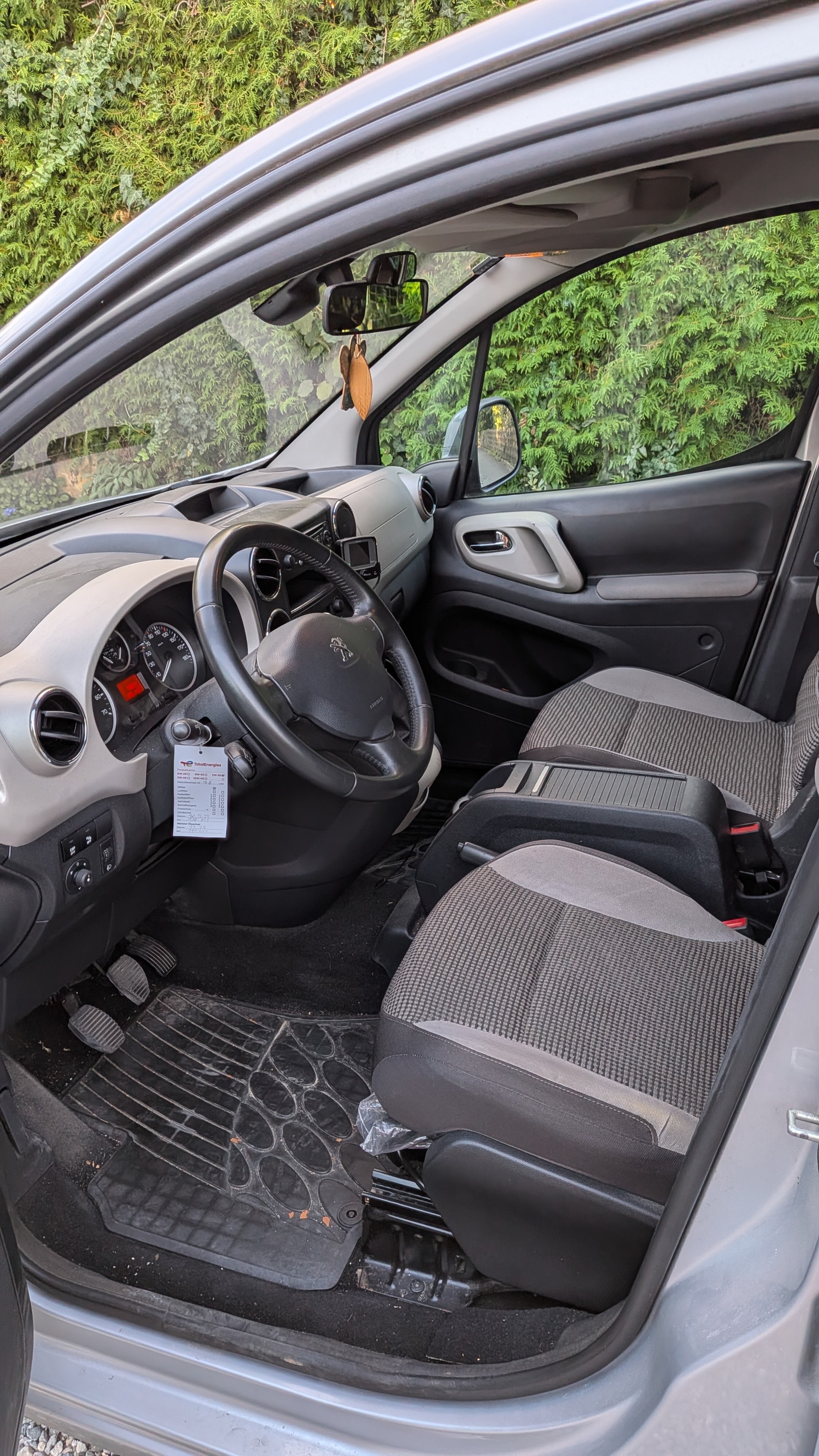 PEUGEOT 1.6 HDI 115 Black & Silver-image-1