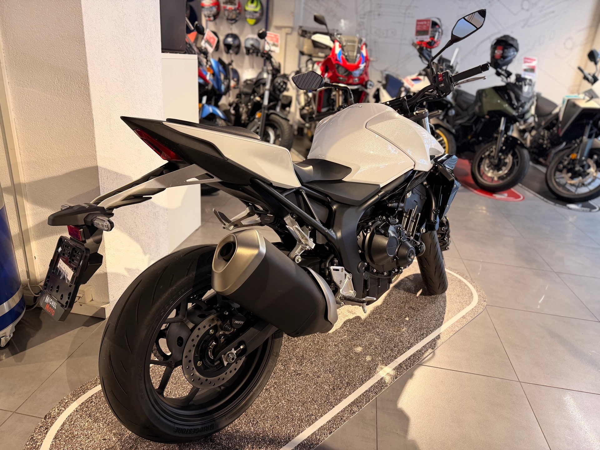 HONDA CB 1000 Hornet-showroom-element-2