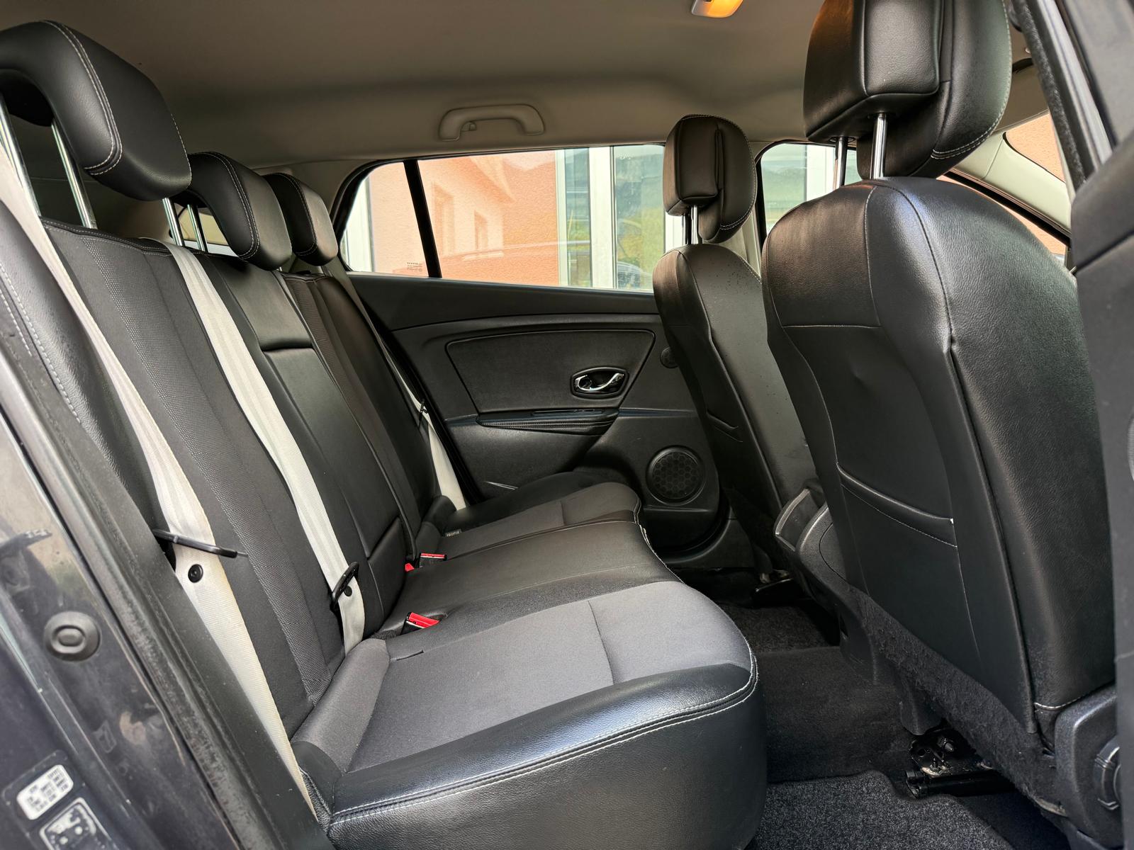 RENAULT Mégane Grandtour 1.5 dCi Bose EDC-image-12