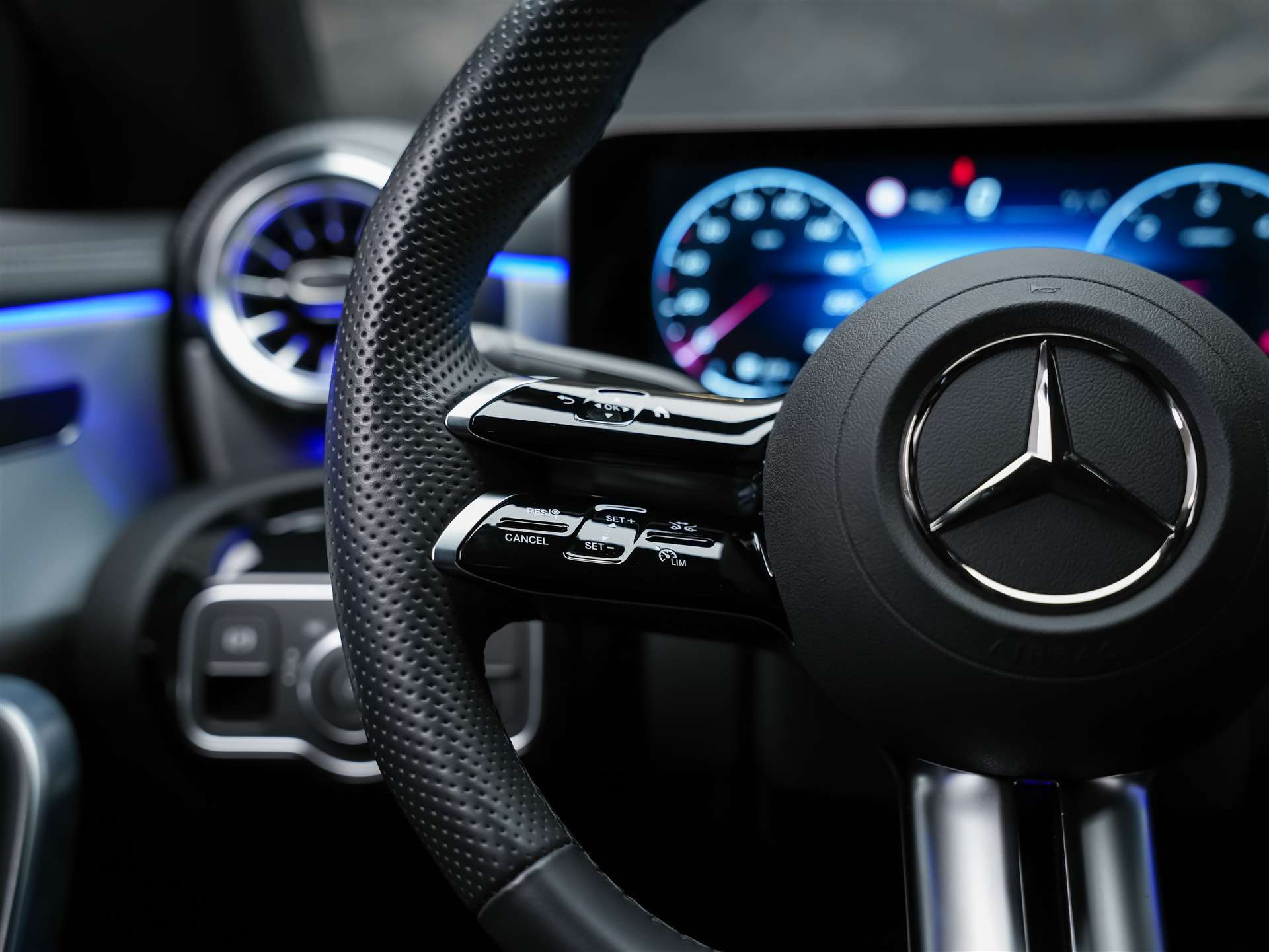 MERCEDES-BENZ CLA 200 d AMG Night Edition *ALL BLACK*Facelift*Ambientebeleuchtung*-image-26