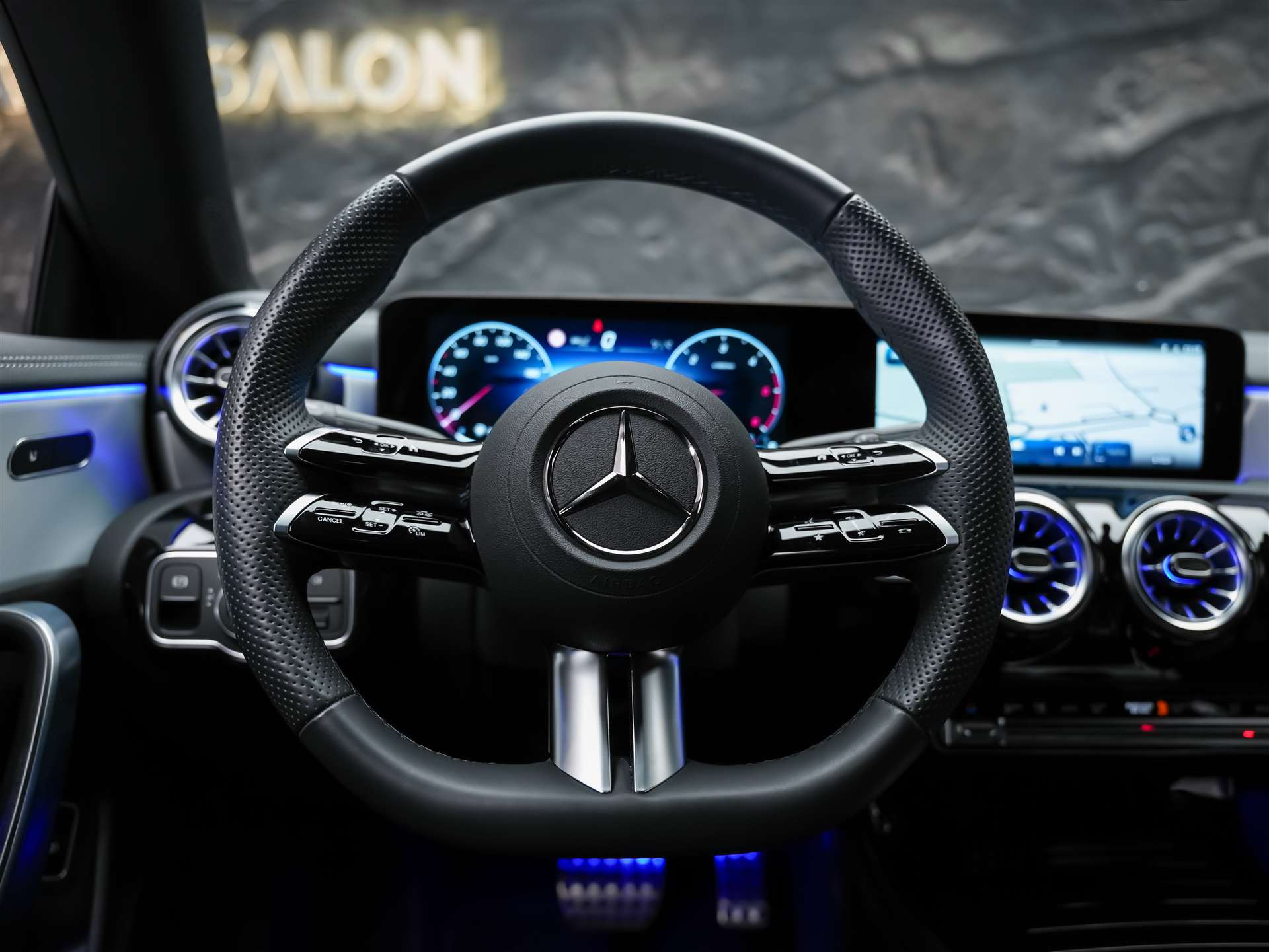 MERCEDES-BENZ CLA 200 d AMG Night Edition *ALL BLACK*Facelift*Ambientebeleuchtung*-image-25