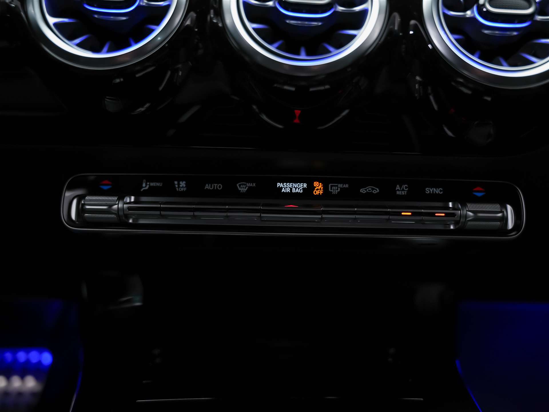 MERCEDES-BENZ CLA 200 d AMG Night Edition *ALL BLACK*Facelift*Ambientebeleuchtung*-image-21