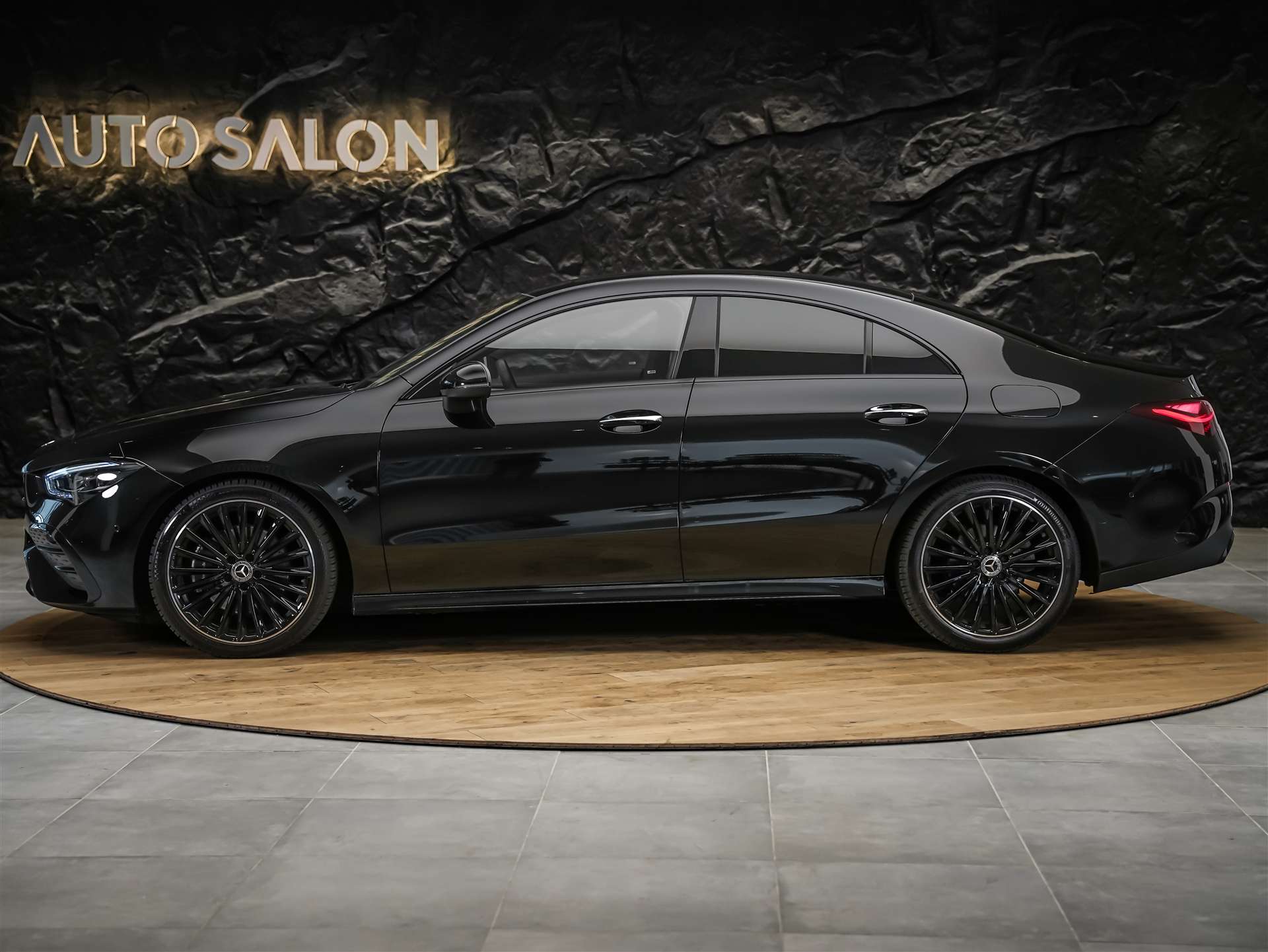 MERCEDES-BENZ CLA 200 d AMG Night Edition *ALL BLACK*Facelift*Ambientebeleuchtung*-image-2