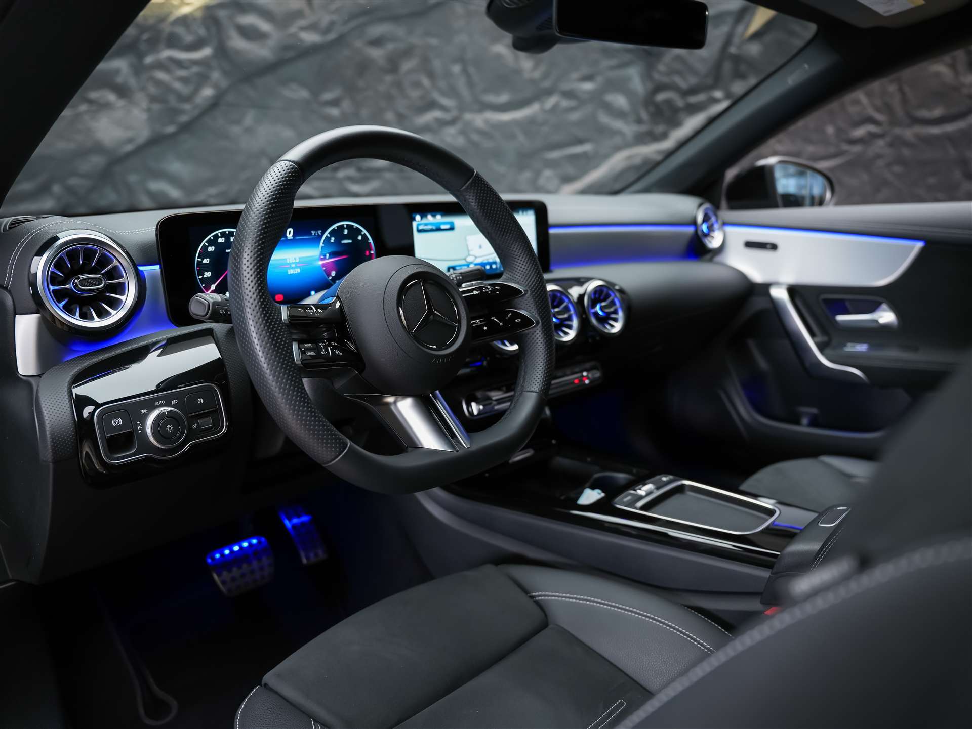 MERCEDES-BENZ CLA 200 d AMG Night Edition *ALL BLACK*Facelift*Ambientebeleuchtung*-image-8