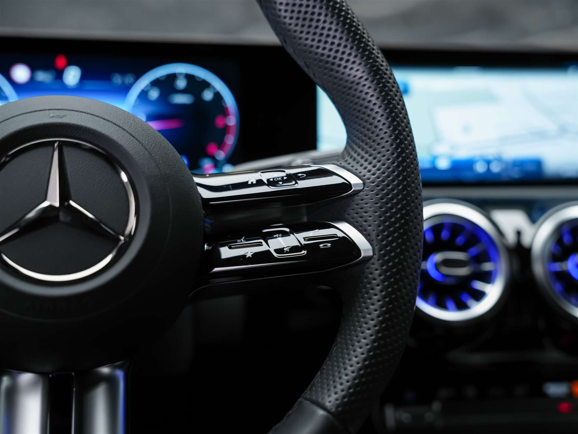 MERCEDES-BENZ CLA 200 d AMG Night Edition *ALL BLACK*Facelift*Ambientebeleuchtung*-image-27