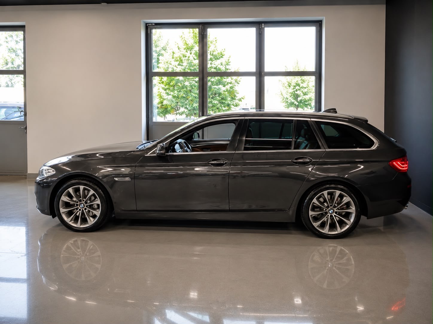 BMW 528i Touring xDrive Modern Line Steptronic-image-10