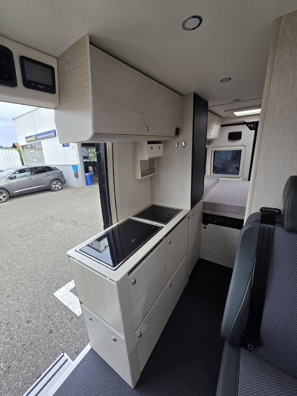 PEUGEOT 6.0 Cruise 180PS EAT8 Graphit-image-7