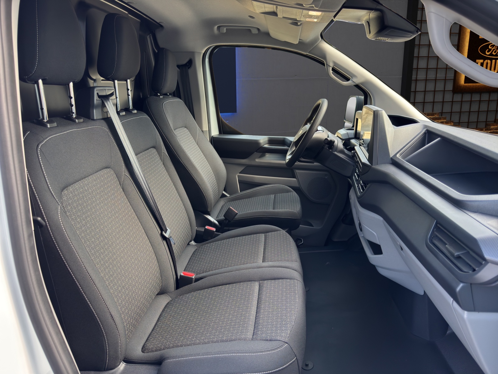 FORD Transit Custom Van 320 L1 2.5 Duratec 233PS Trend PHEV-image-12