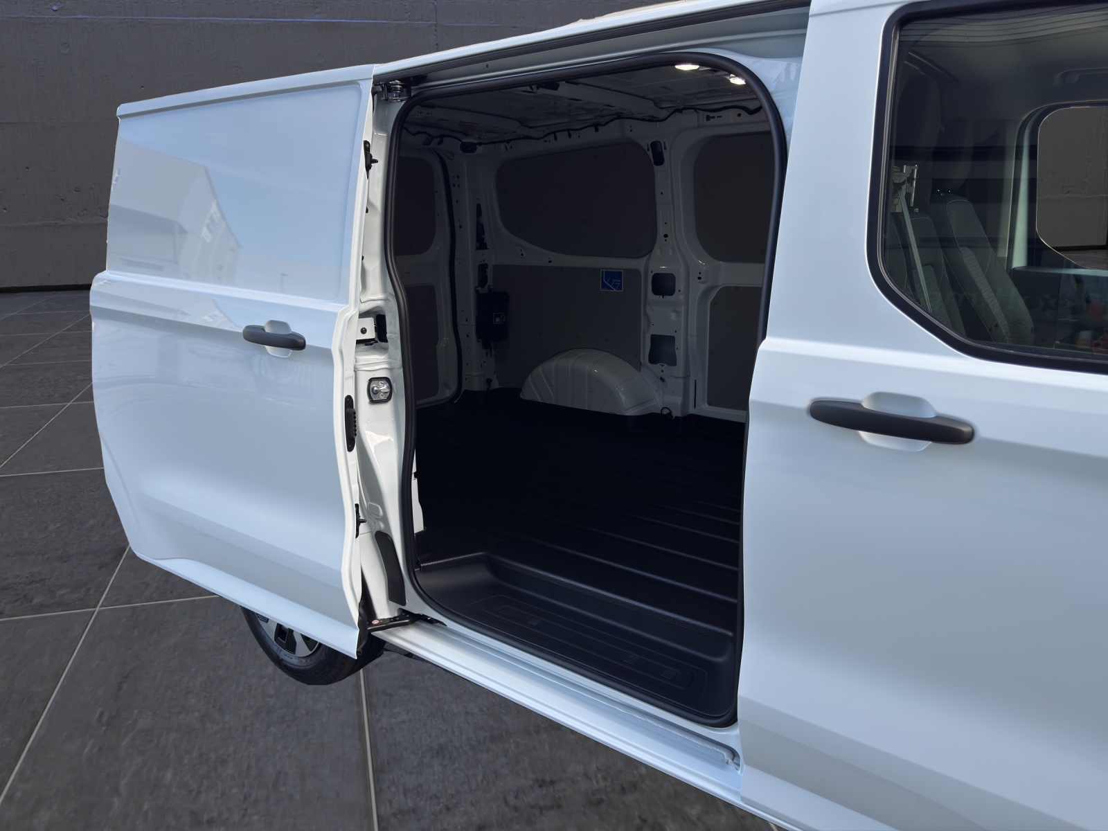 FORD Transit Custom Van 320 L1 2.5 Duratec 233PS Trend PHEV-image-16