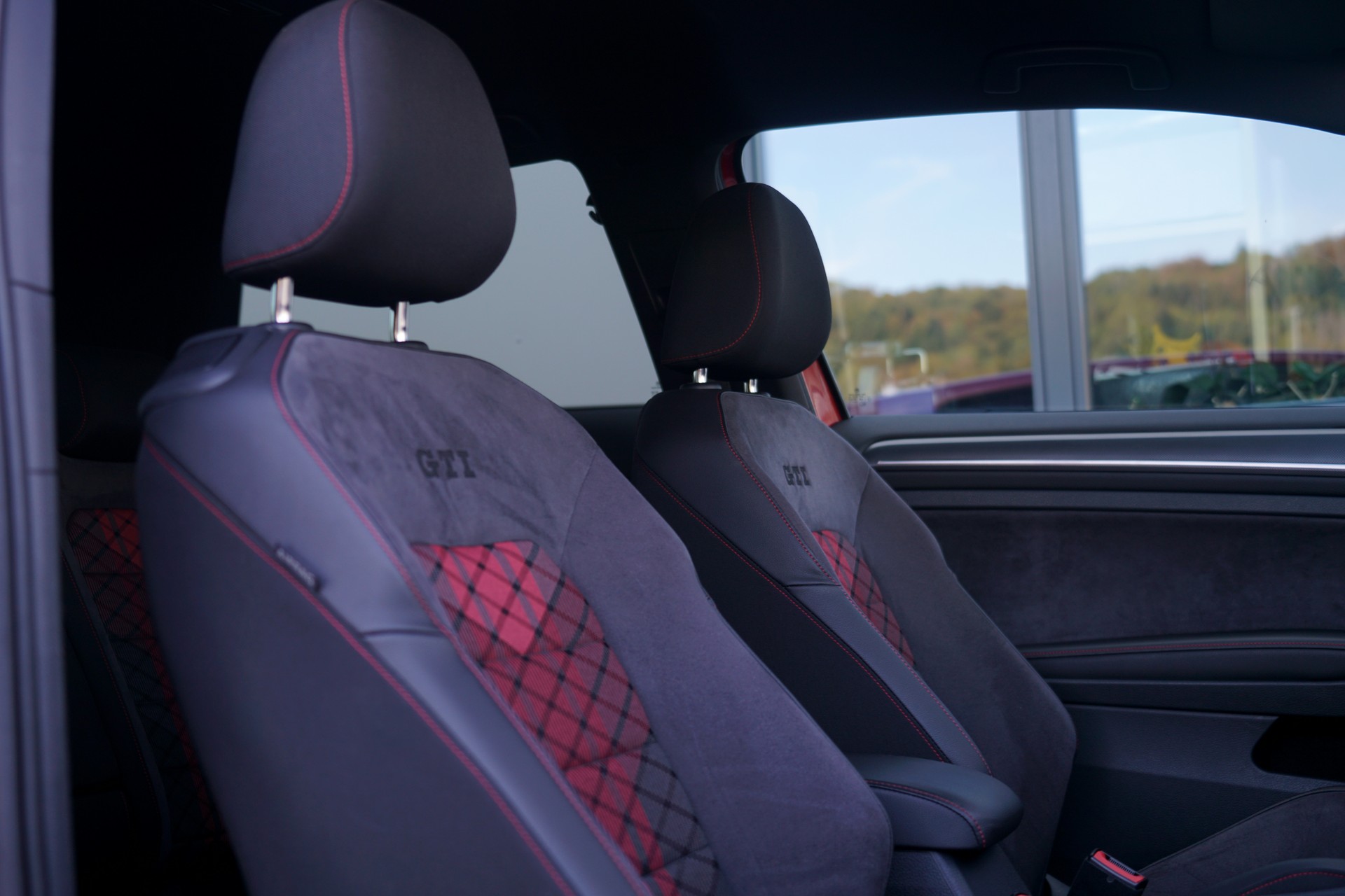 VW Golf 2.0 TSI GTI TCR DSG (CH)-image-22