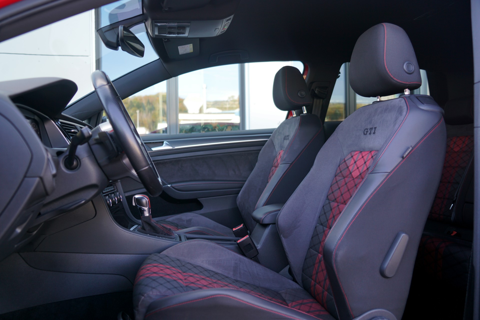 VW Golf 2.0 TSI GTI TCR DSG (CH)-image-5