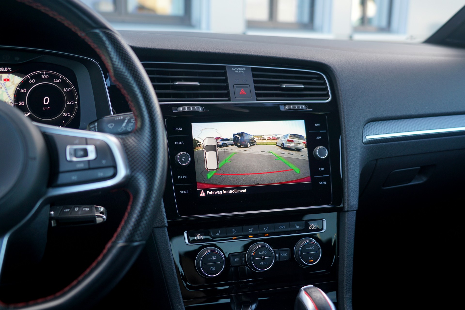 VW Golf 2.0 TSI GTI TCR DSG (CH)-image-8