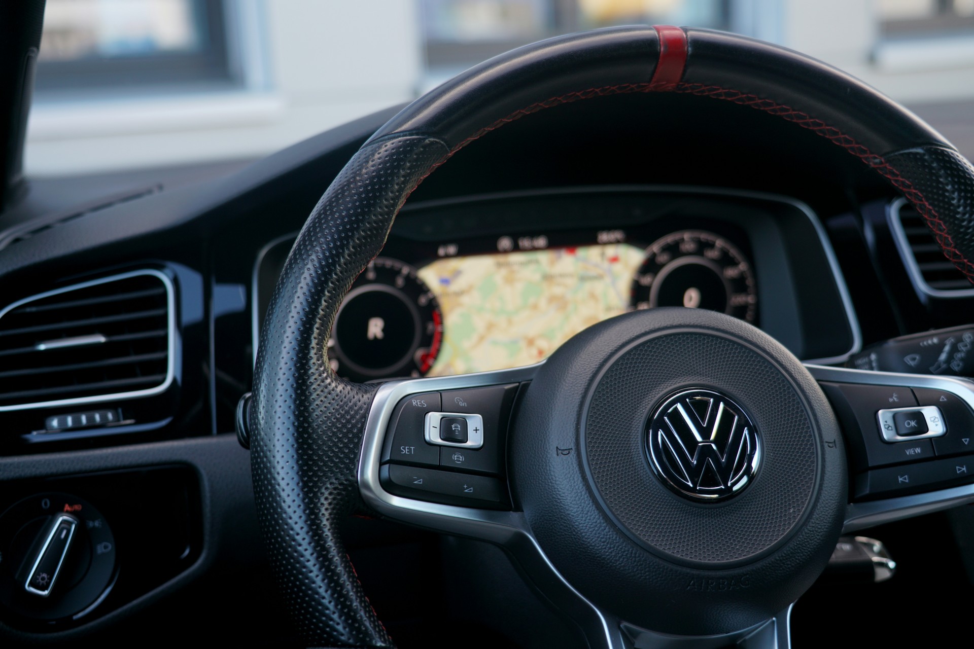 VW Golf 2.0 TSI GTI TCR DSG (CH)-image-9