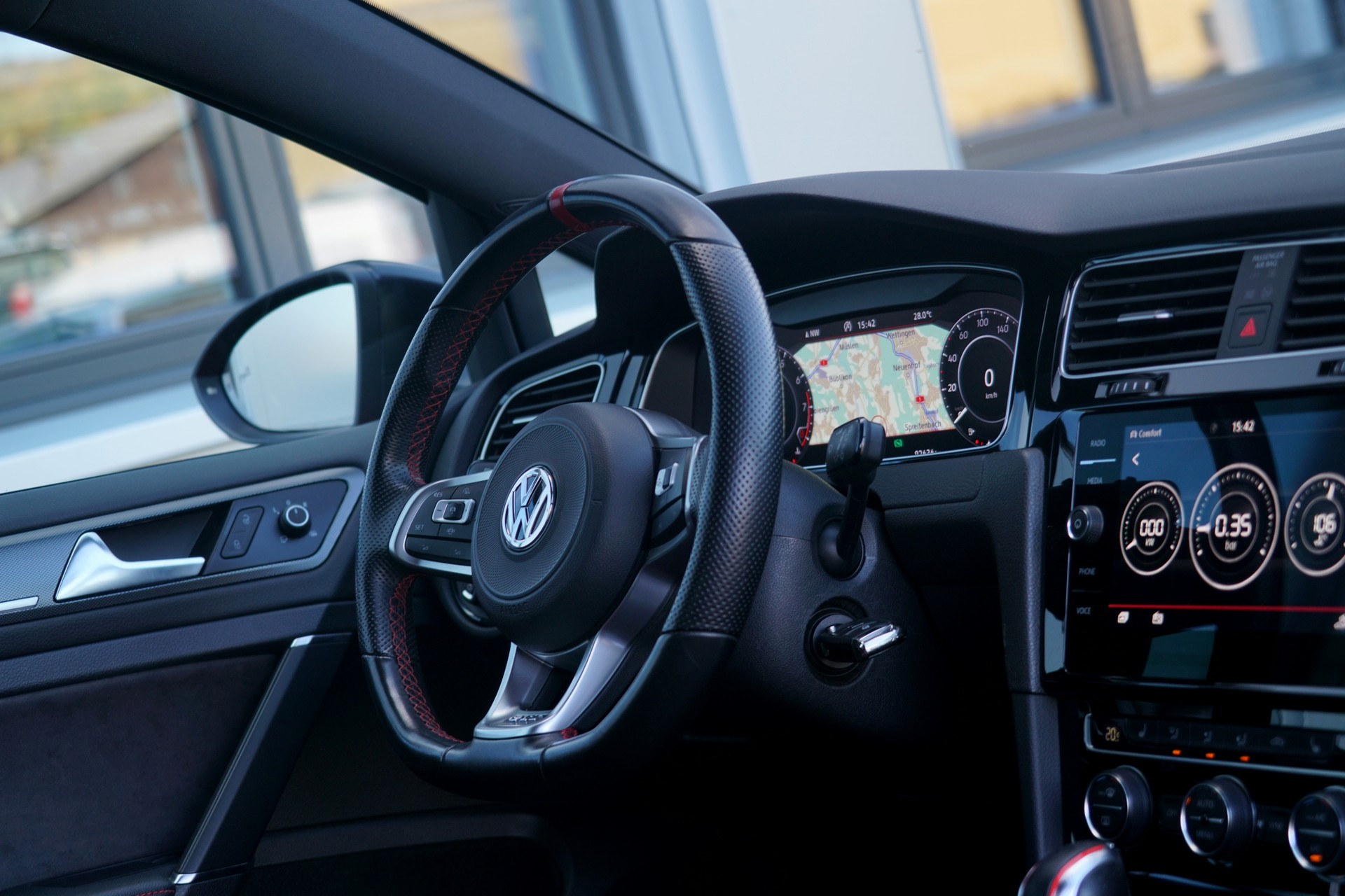 VW Golf 2.0 TSI GTI TCR DSG (CH)-image-23