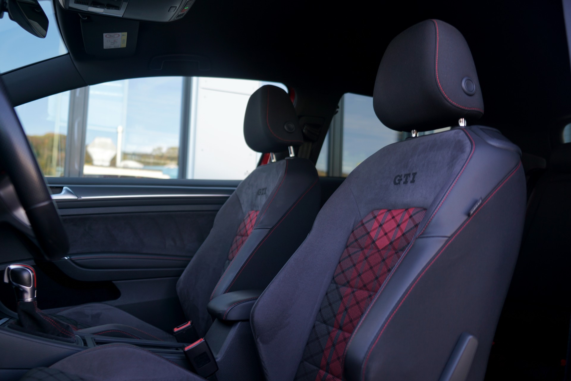 VW Golf 2.0 TSI GTI TCR DSG (CH)-image-6
