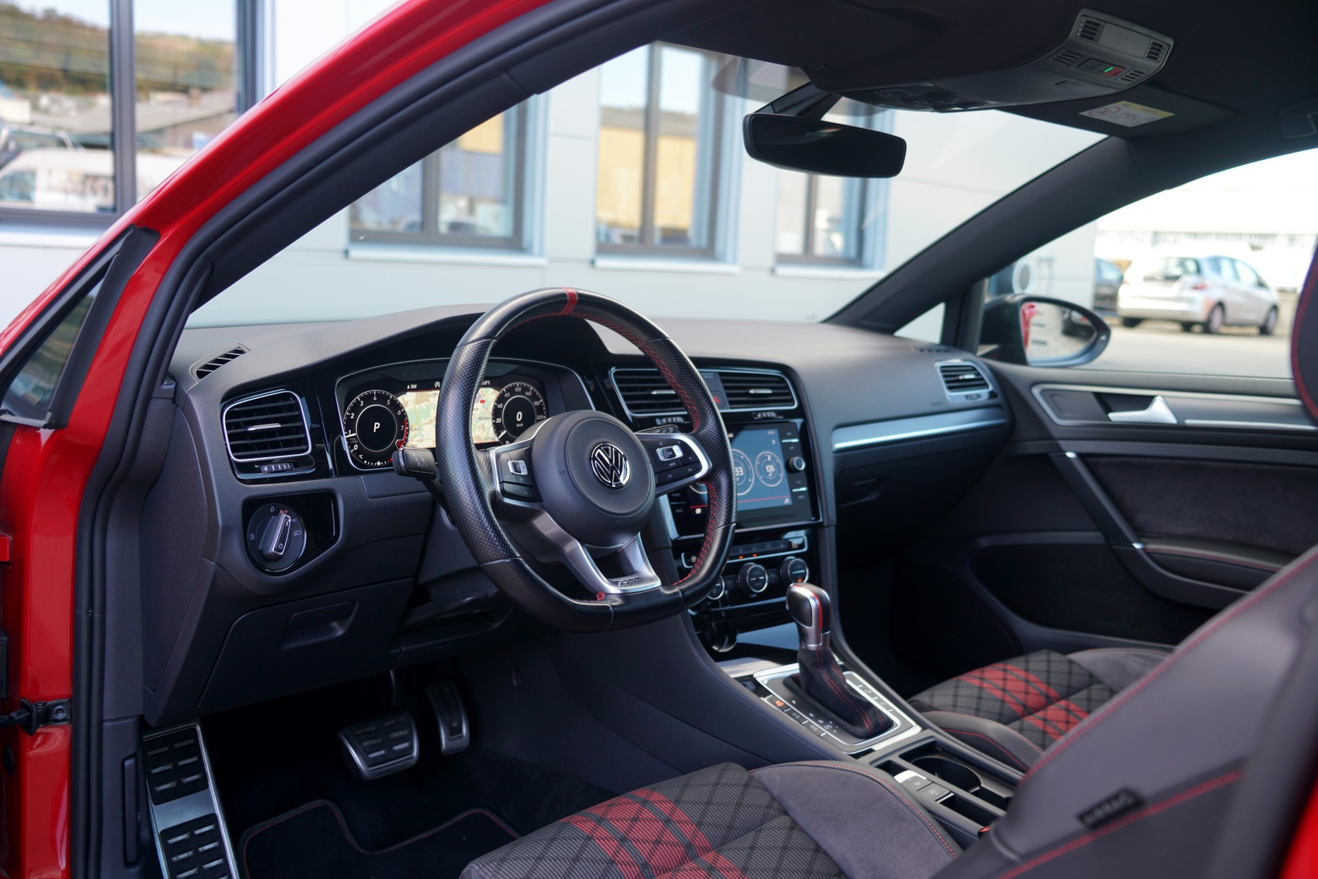 VW Golf 2.0 TSI GTI TCR DSG (CH)-image-4