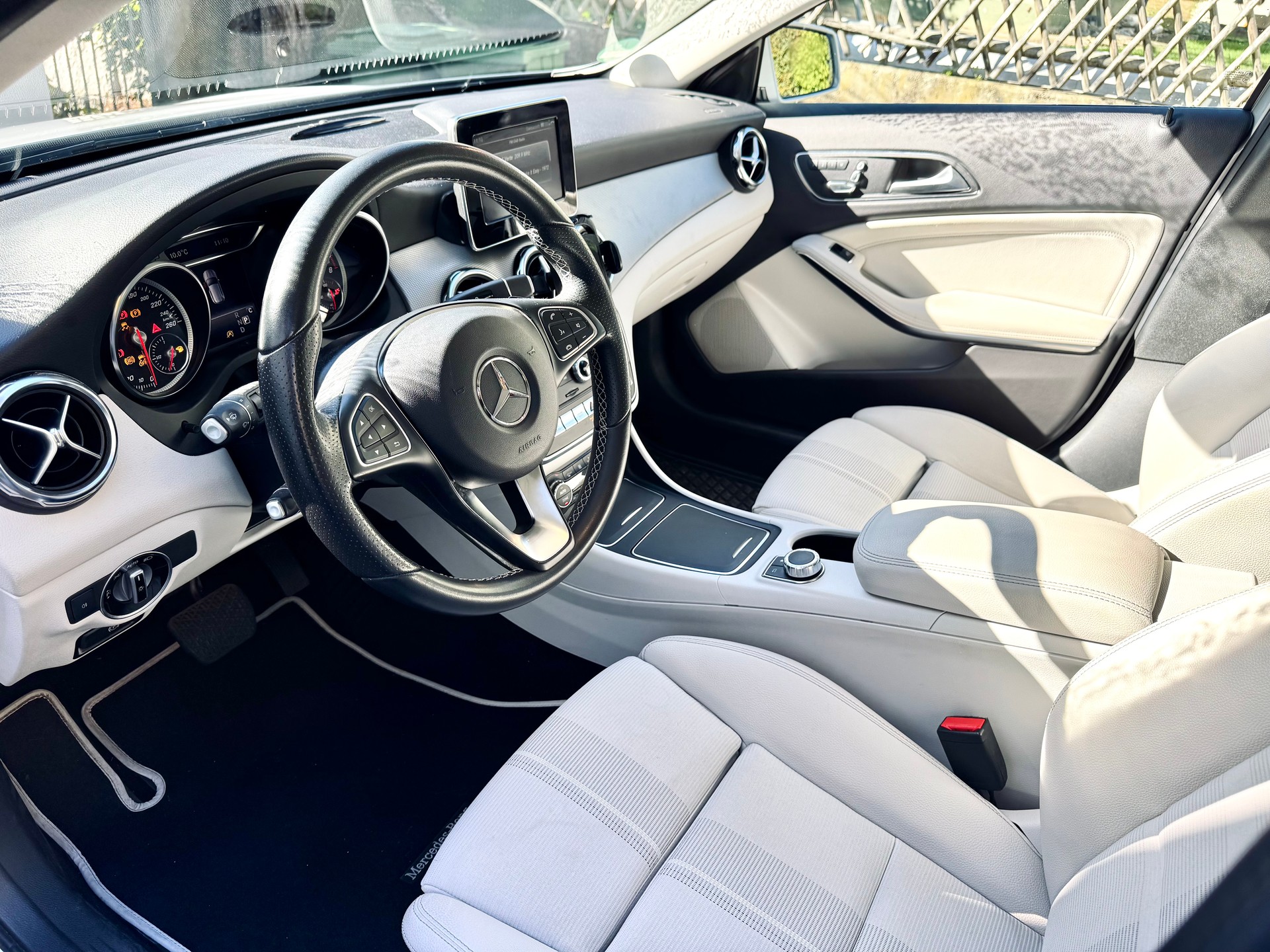 MERCEDES-BENZ GLA 220 Urban 4m-image-3