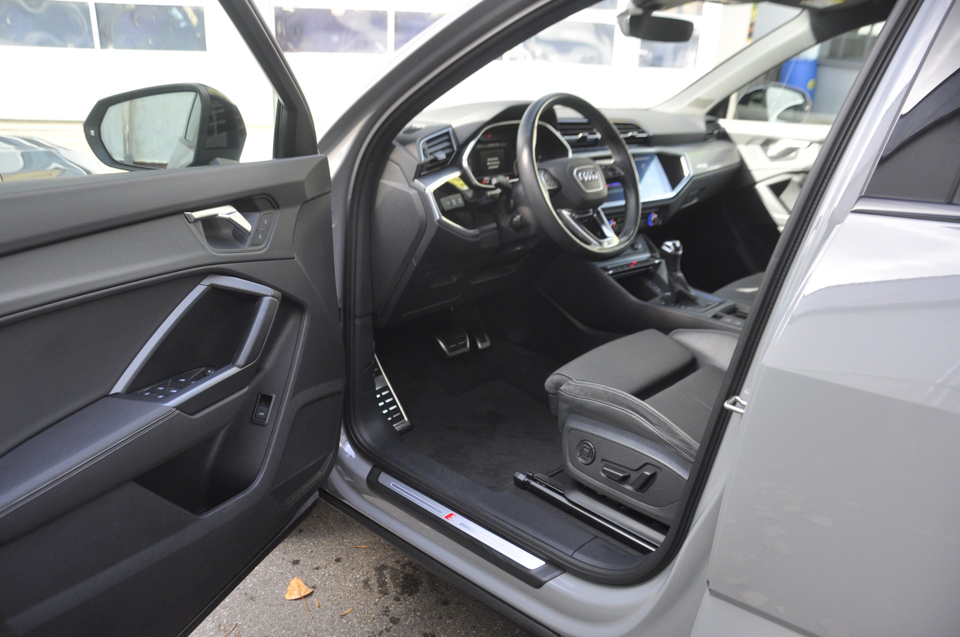AUDI Q3 Sportback 45 TFSI S line quattro S-tronic-image-3