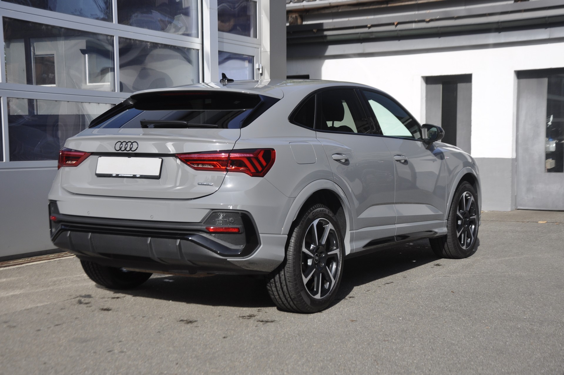 AUDI Q3 Sportback 45 TFSI S line quattro S-tronic-image-2