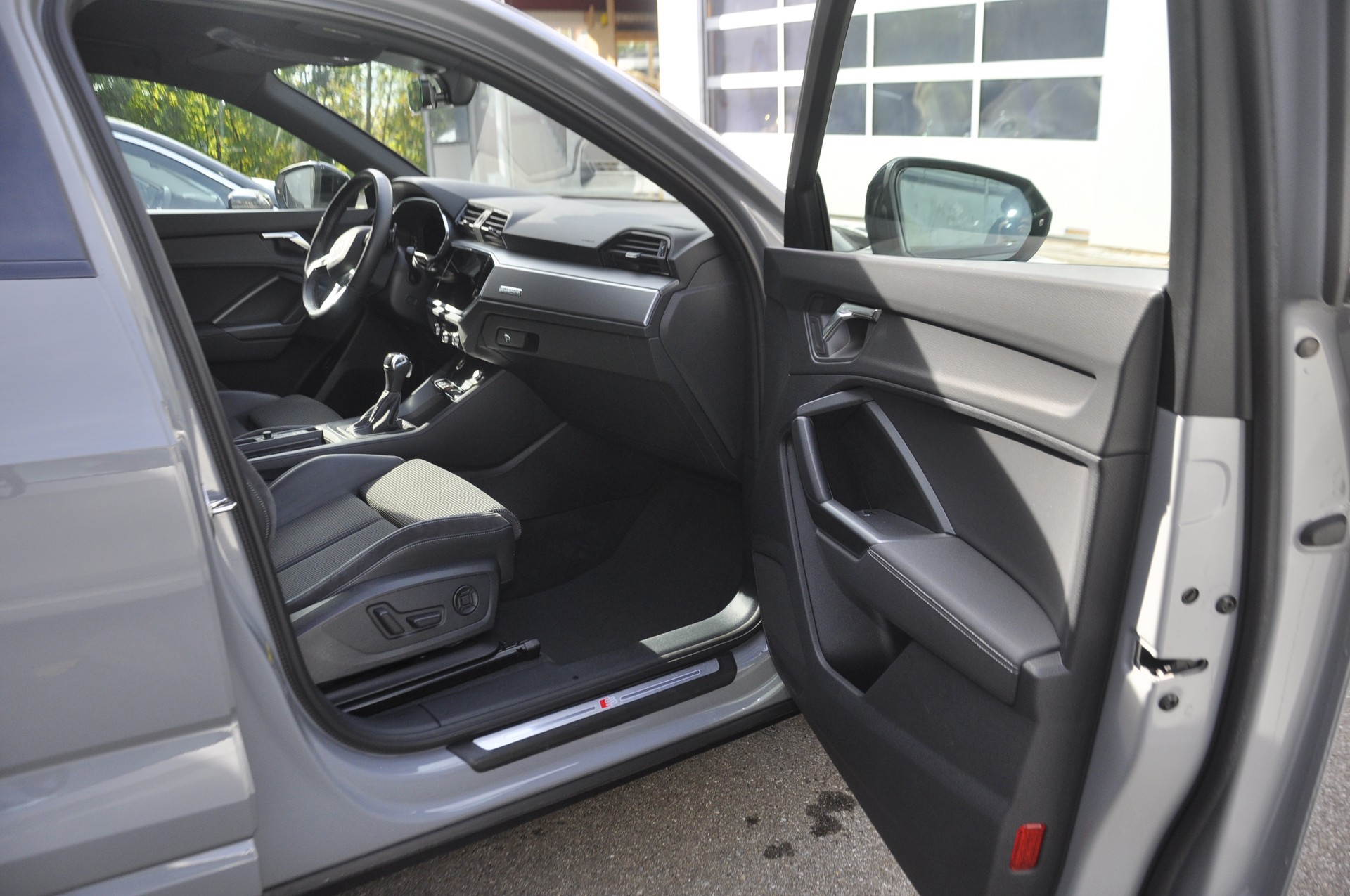 AUDI Q3 Sportback 45 TFSI S line quattro S-tronic-image-6
