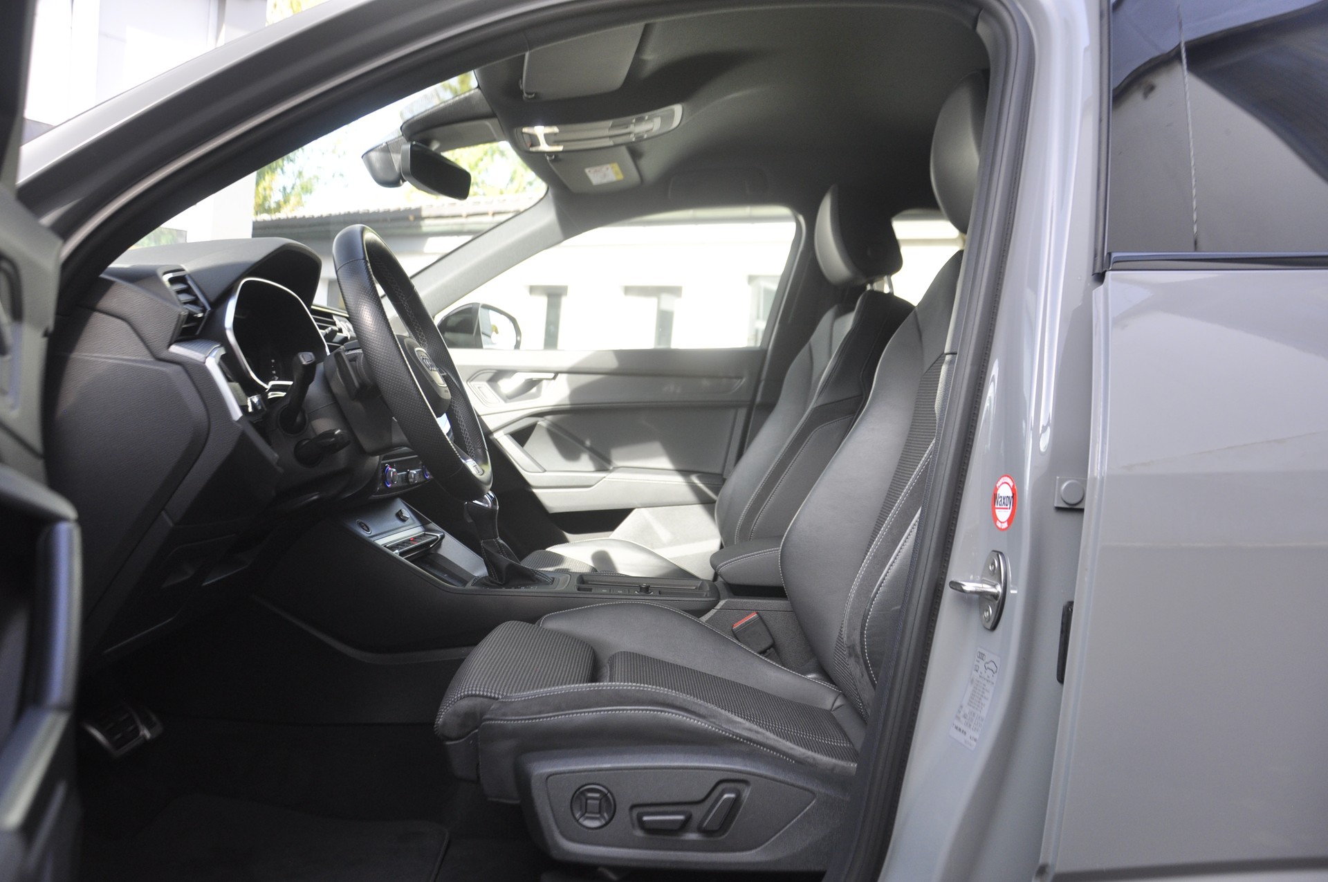 AUDI Q3 Sportback 45 TFSI S line quattro S-tronic-image-4