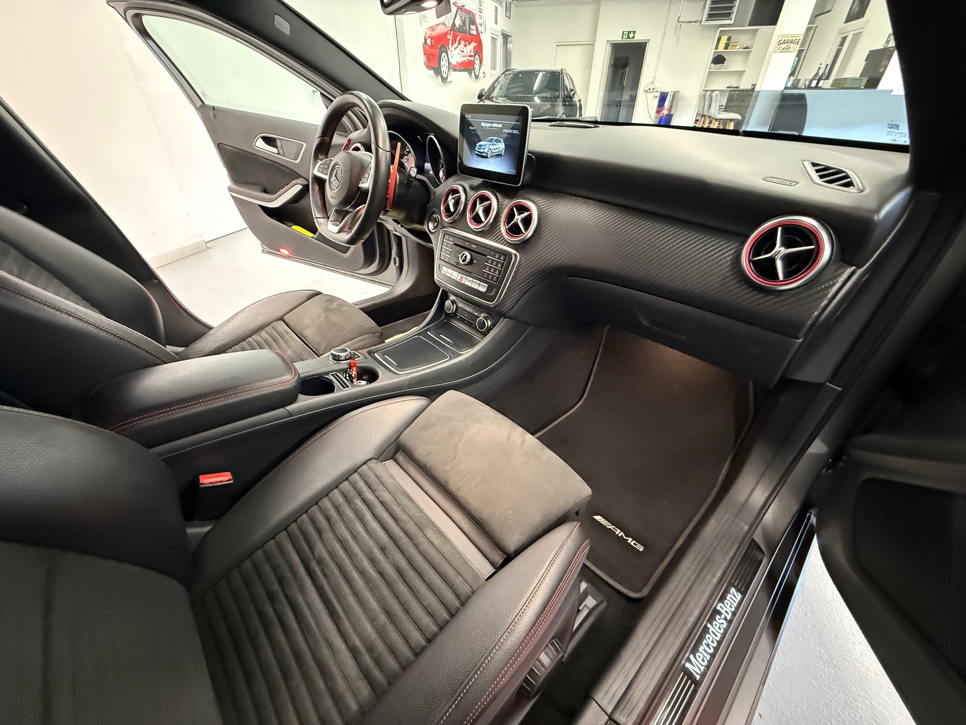 MERCEDES-BENZ A 250 AMG Line 4Matic 7G-DCT-image-12