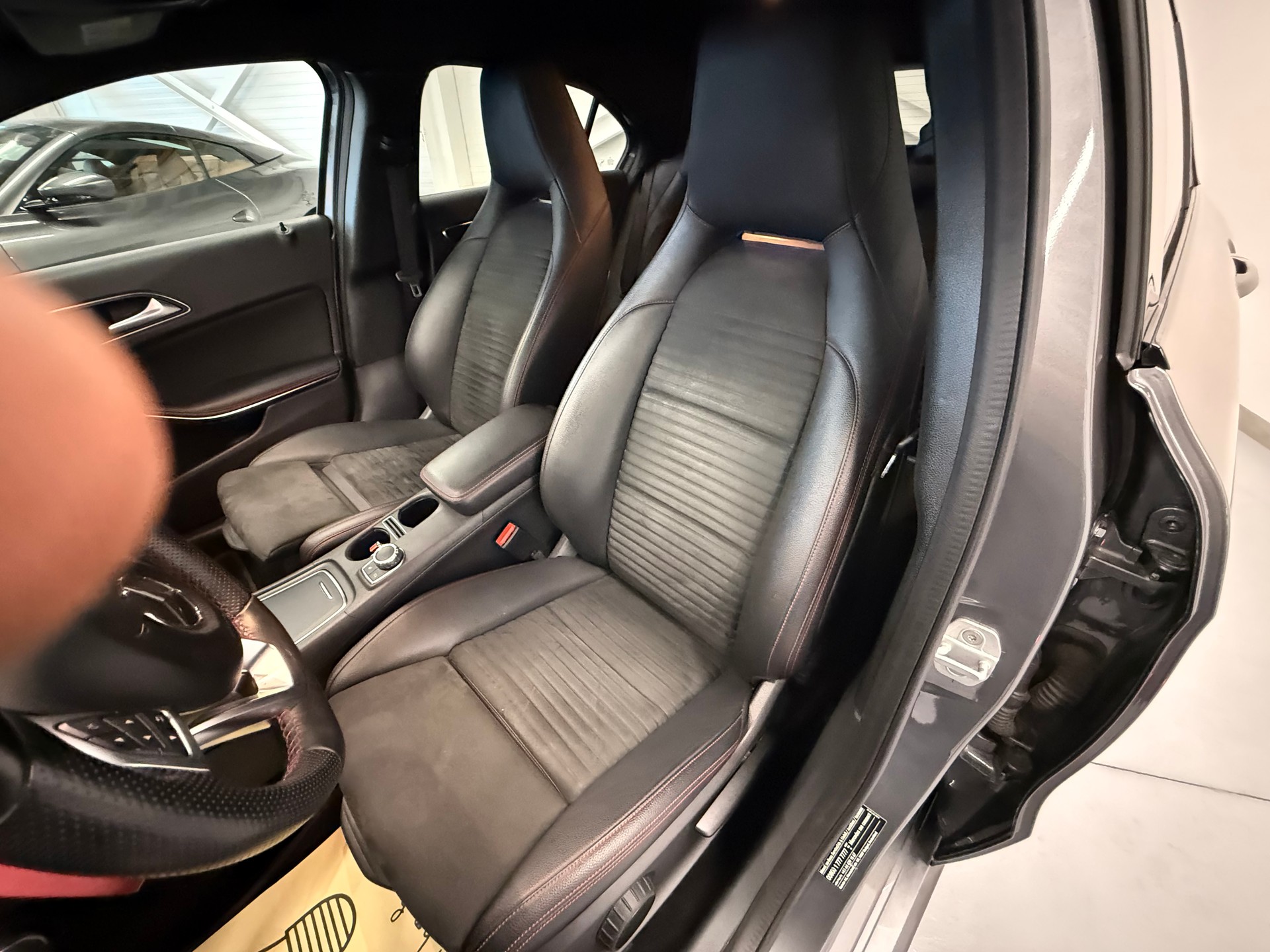 MERCEDES-BENZ A 250 AMG Line 4Matic 7G-DCT-image-10