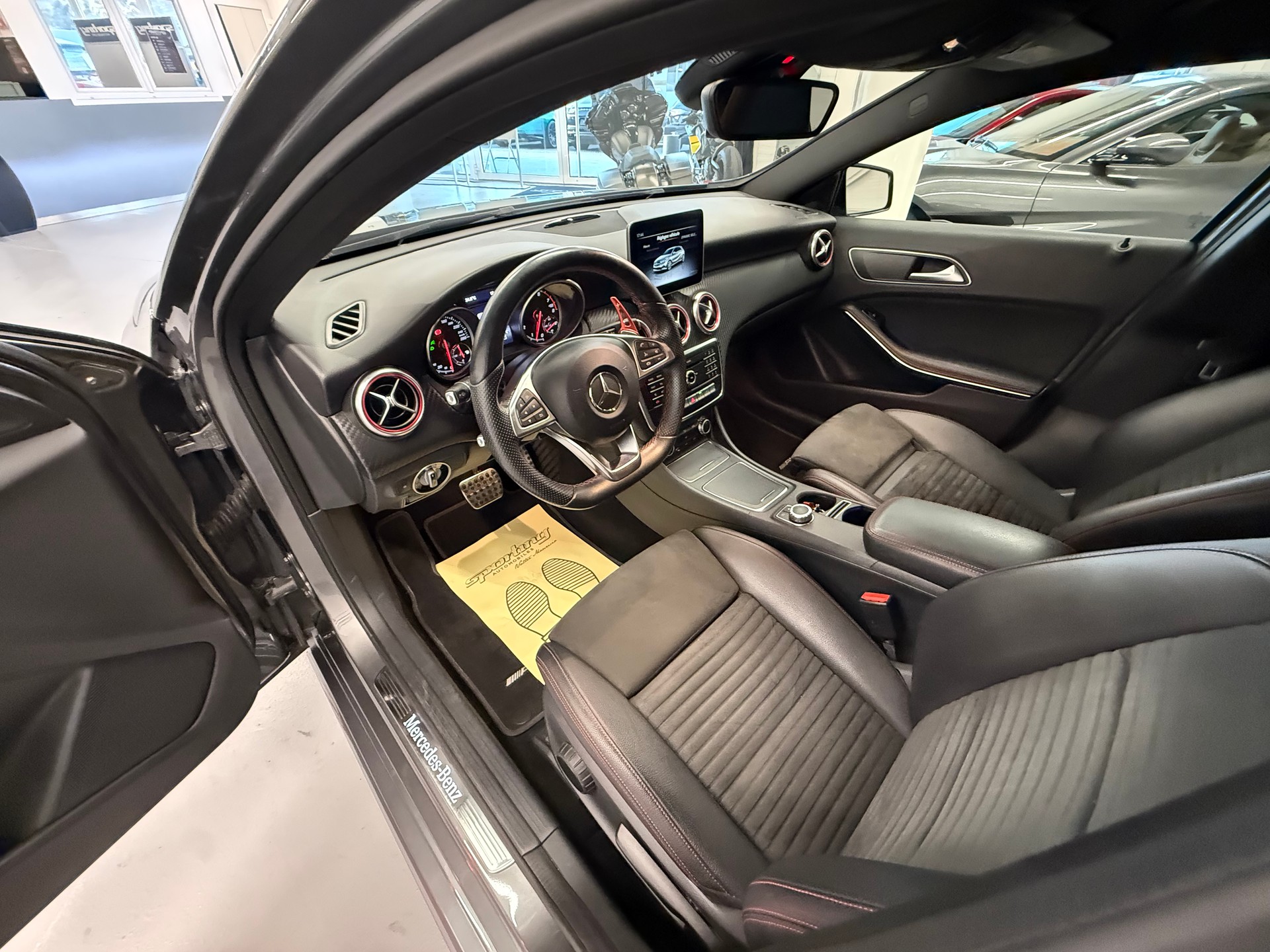 MERCEDES-BENZ A 250 AMG Line 4Matic 7G-DCT-image-9