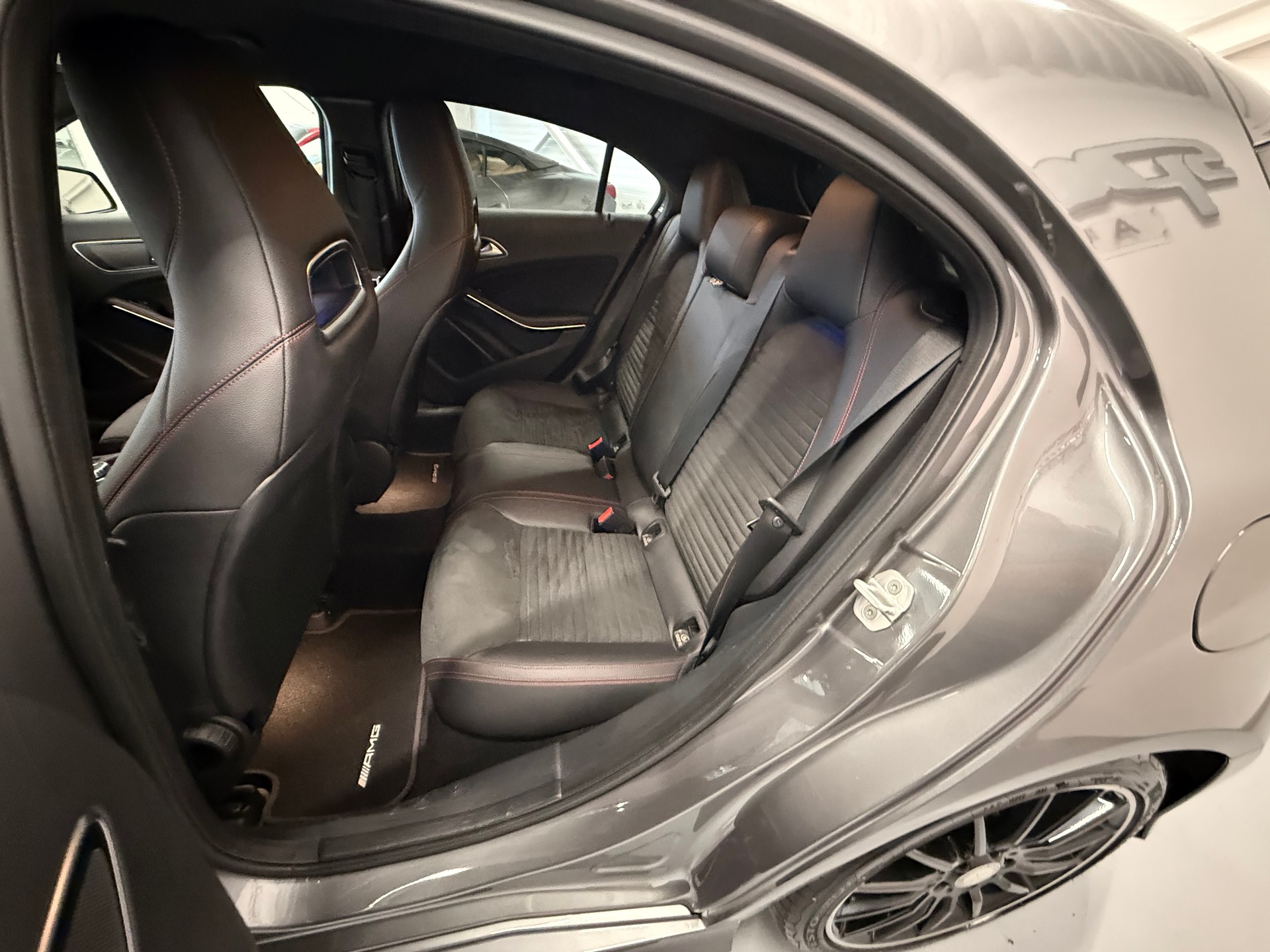 MERCEDES-BENZ A 250 AMG Line 4Matic 7G-DCT-image-11