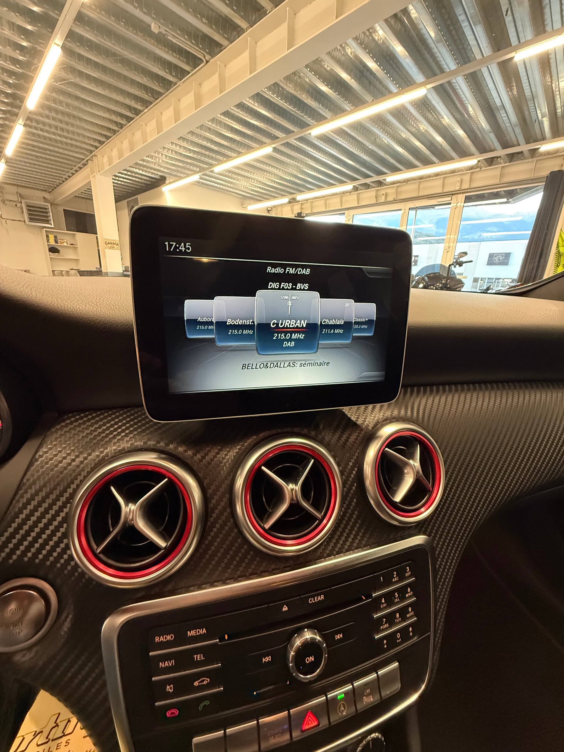 MERCEDES-BENZ A 250 AMG Line 4Matic 7G-DCT-image-18