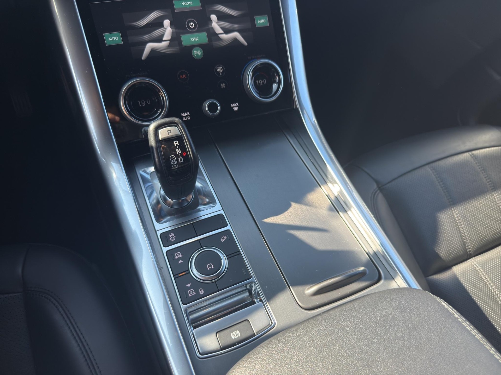 LAND ROVER Range Rover Sport 3.0 SDV6 SE-image-17