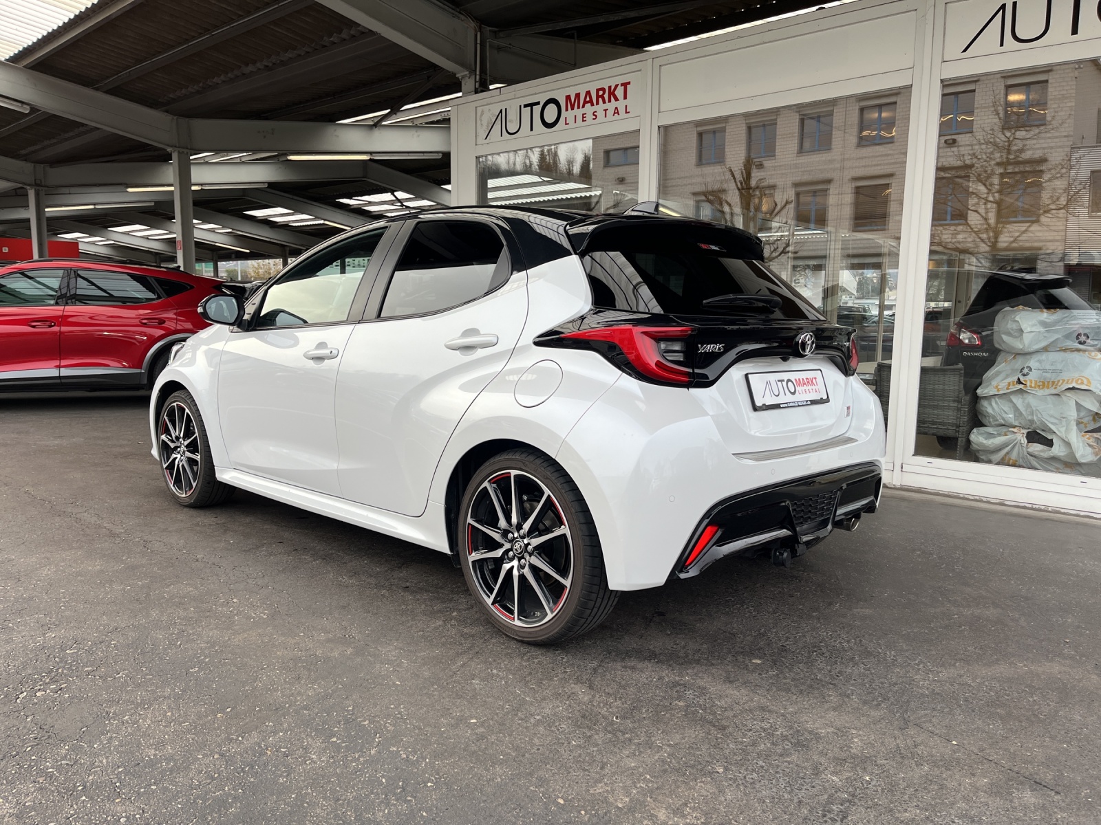 TOYOTA Yaris 1.5 GR Sport e-CVT-image-2