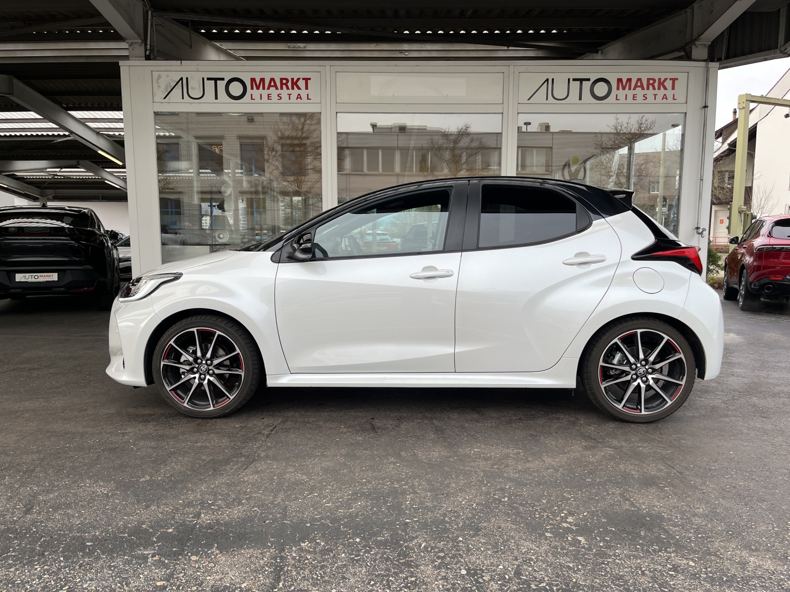 TOYOTA Yaris 1.5 GR Sport e-CVT-image-1