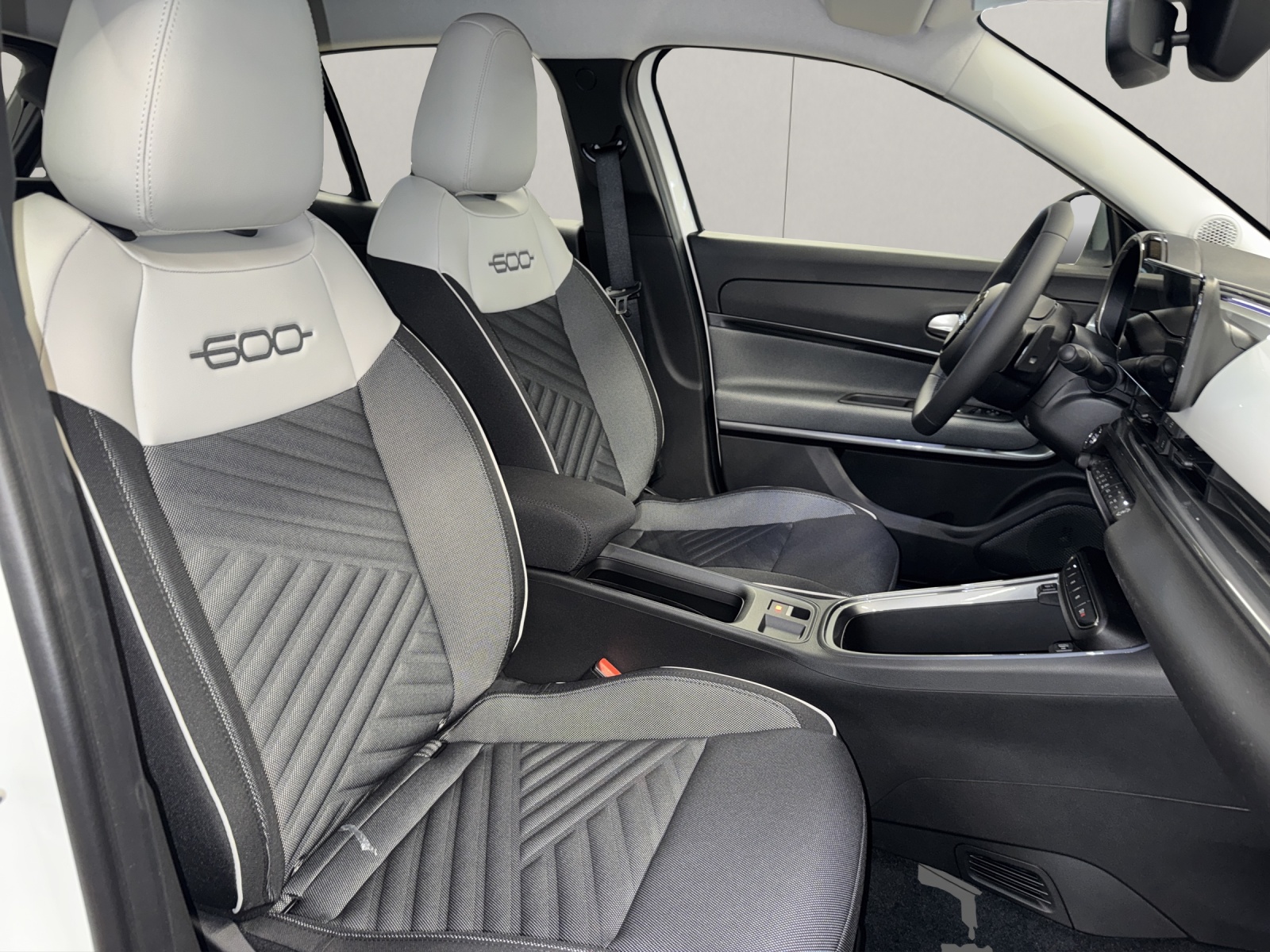 FIAT 600 1.2 Hybrid Swiss Edition-image-13