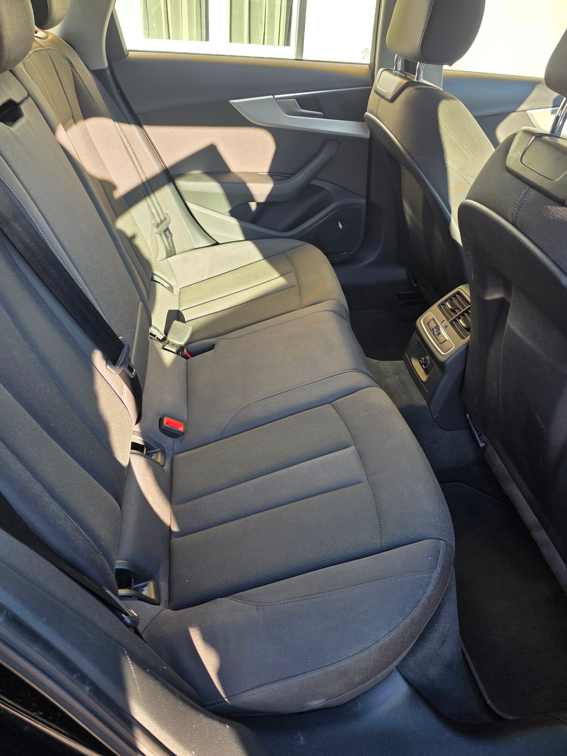 AUDI A4 Avant 40 TDI Sport Attraction quattro S-tronic-image-12