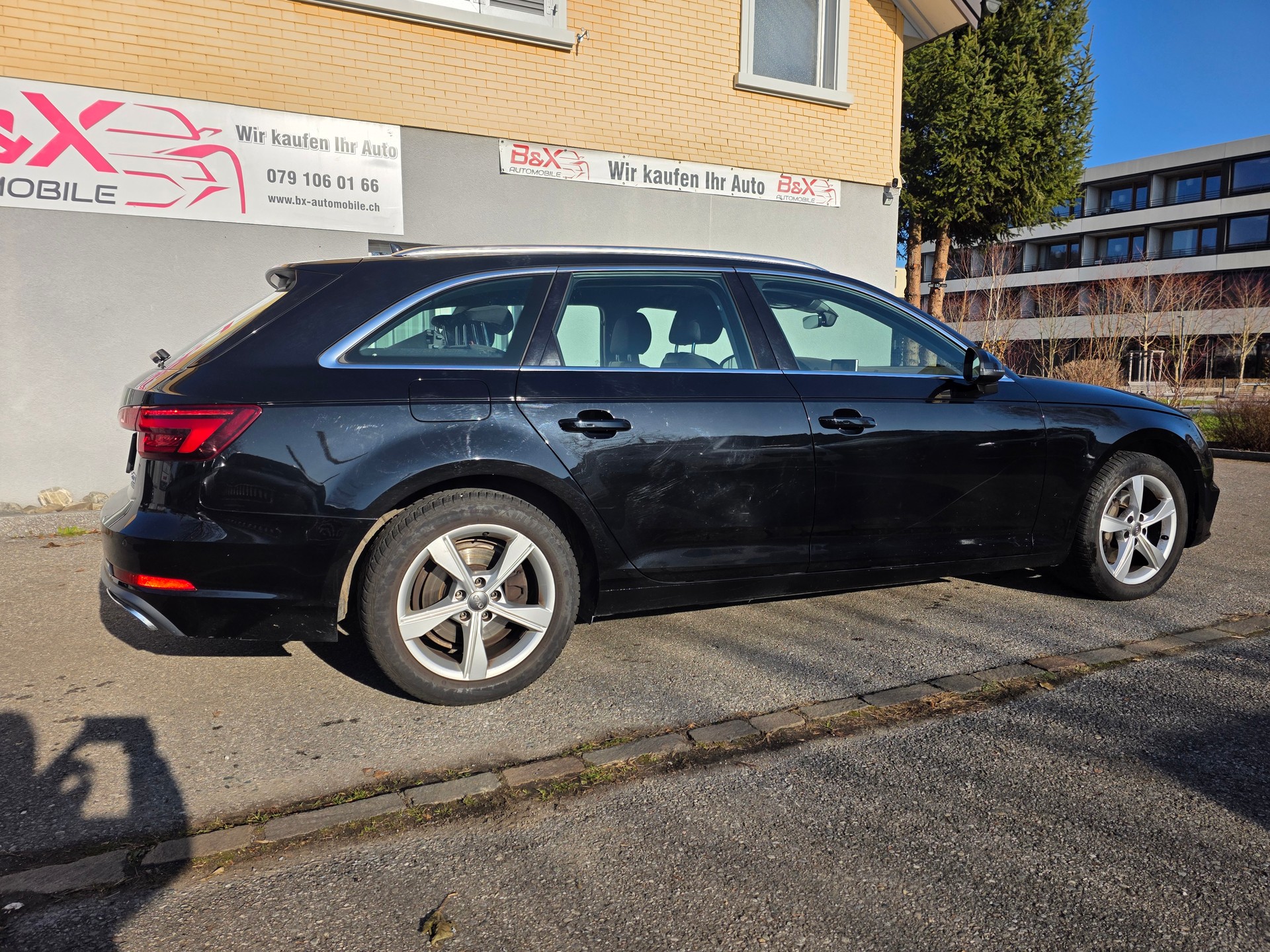 AUDI A4 Avant 40 TDI Sport Attraction quattro S-tronic-image-5