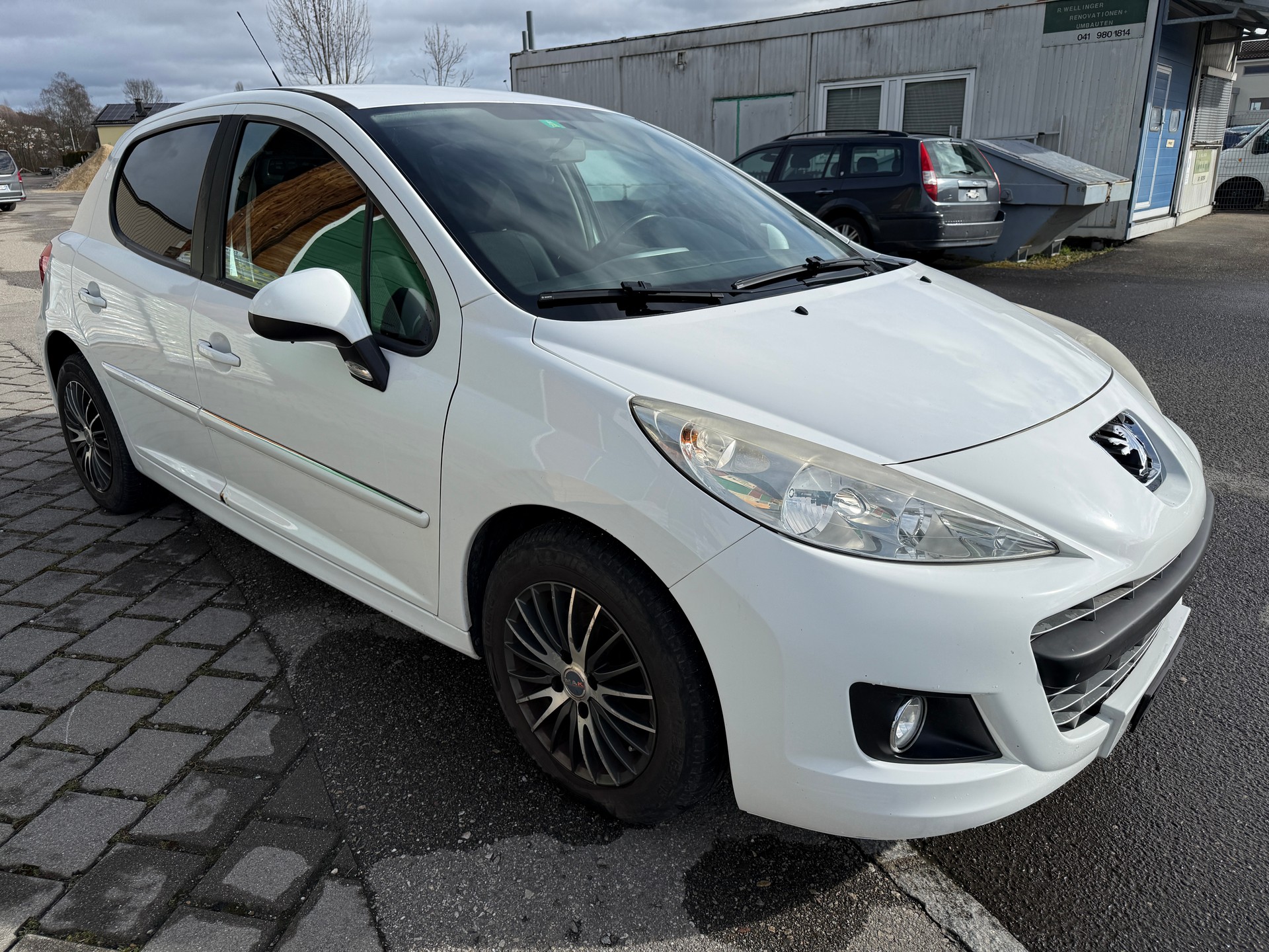 PEUGEOT 207 1.4 16V Swiss Edition-image-2