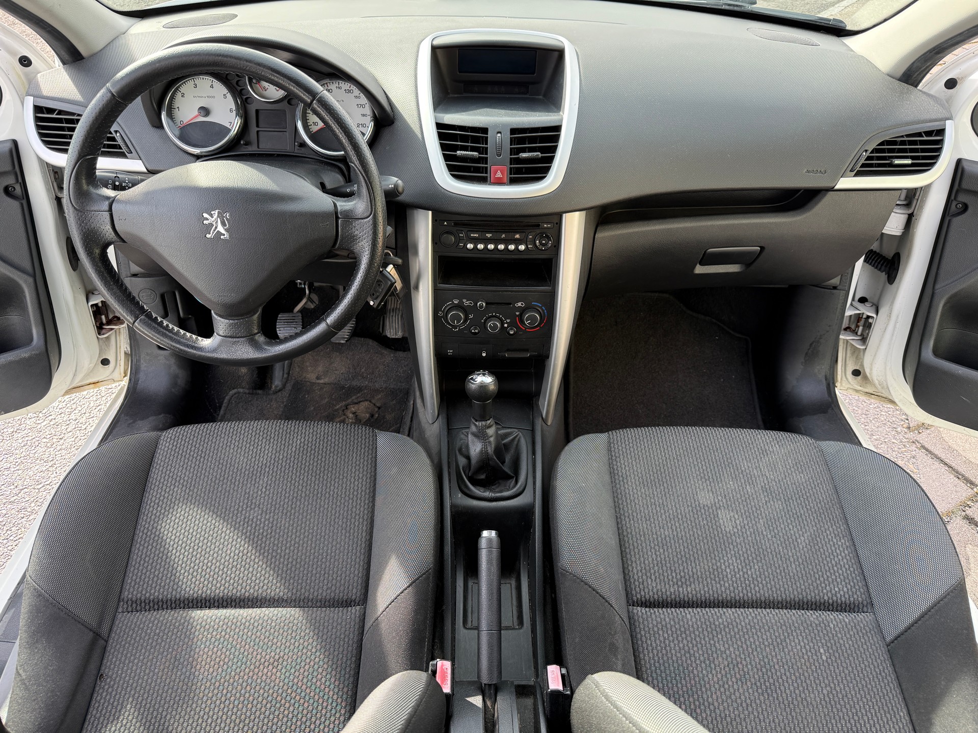 PEUGEOT 207 1.4 16V Swiss Edition-image-12