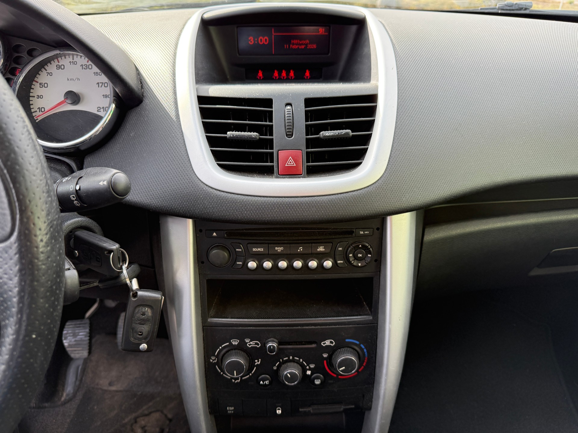 PEUGEOT 207 1.4 16V Swiss Edition-image-13