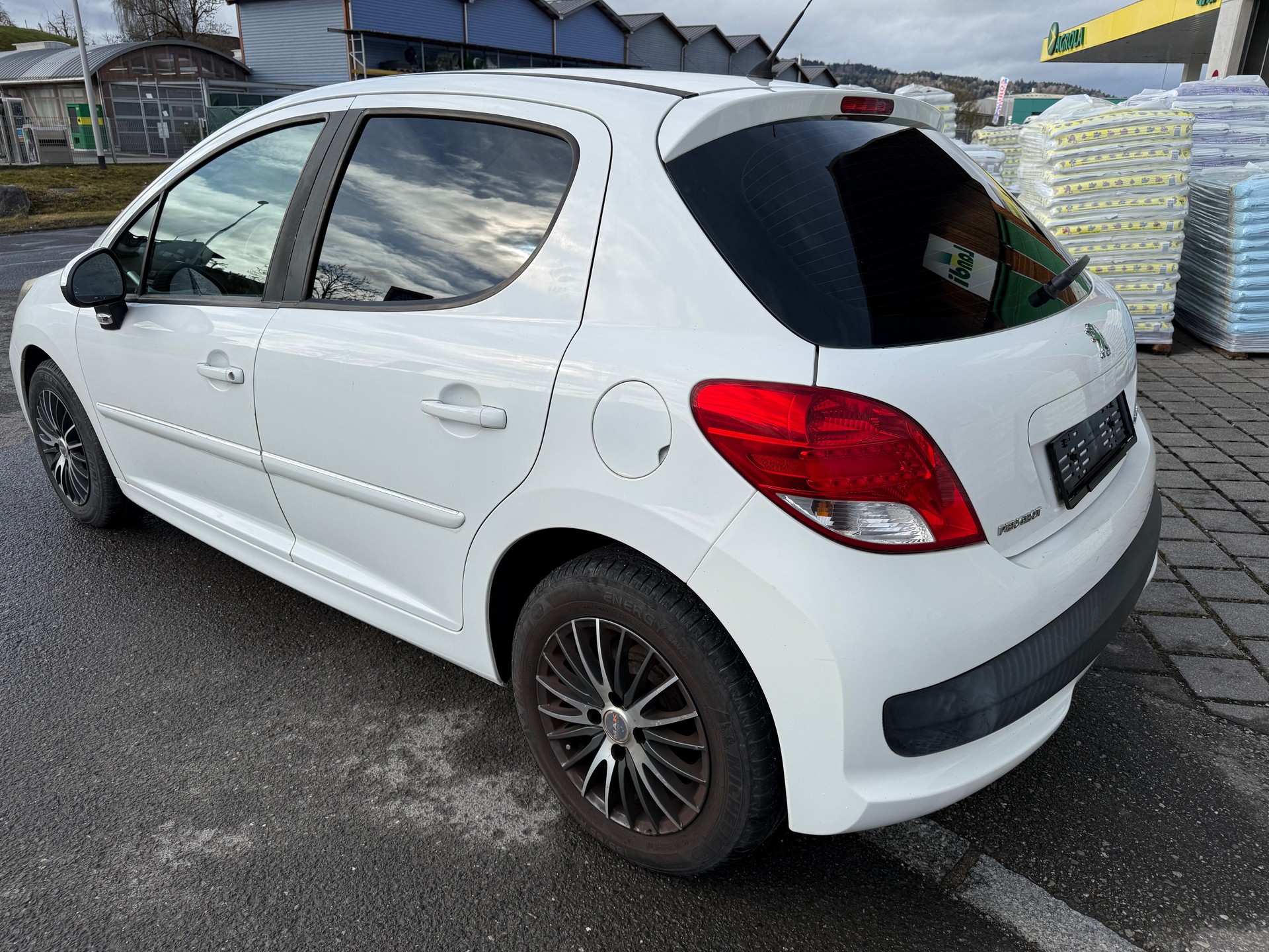 PEUGEOT 207 1.4 16V Swiss Edition-image-4