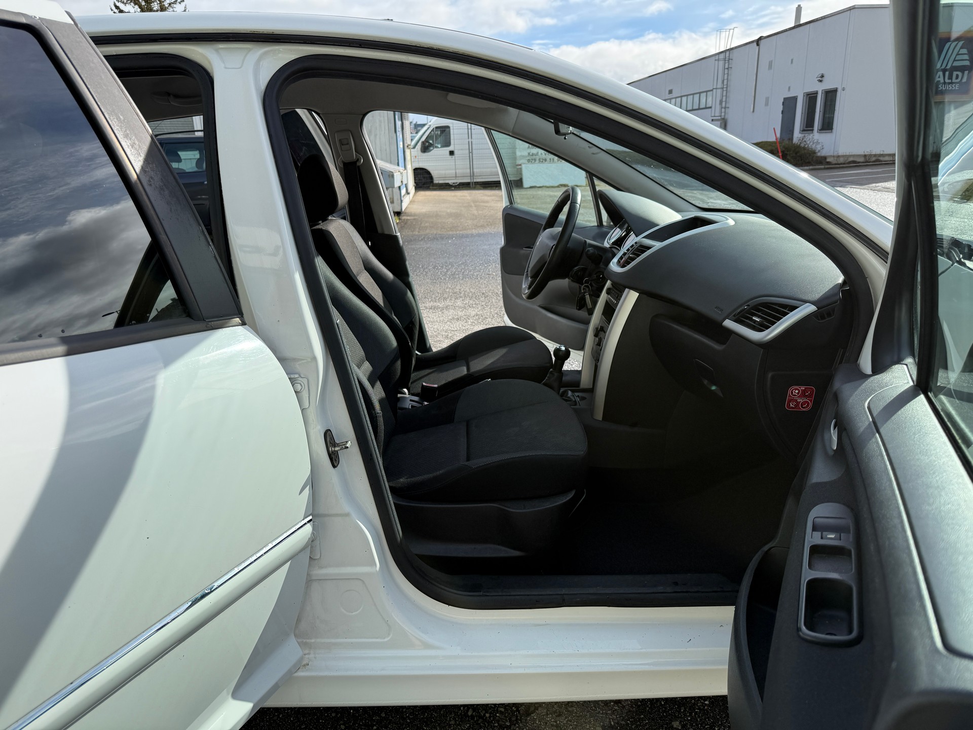 PEUGEOT 207 1.4 16V Swiss Edition-image-8
