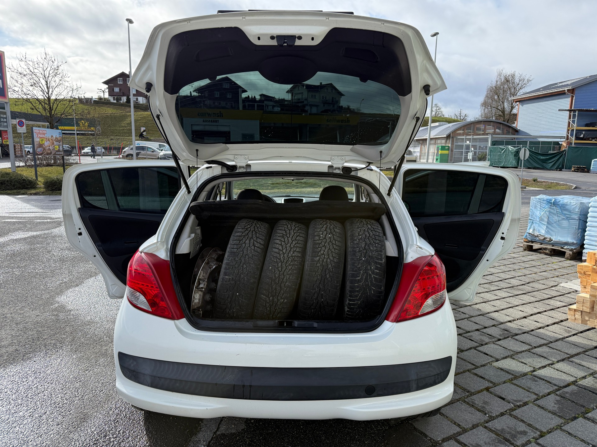 PEUGEOT 207 1.4 16V Swiss Edition-image-11
